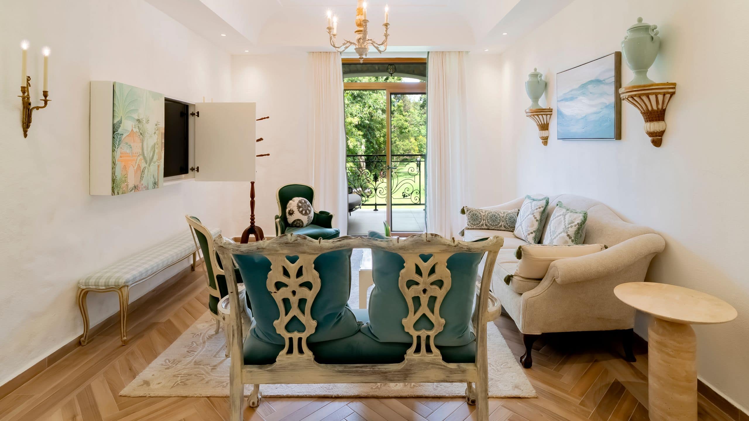 4 de 8 Hotel La Compañía del Valle One King Suite Living Room