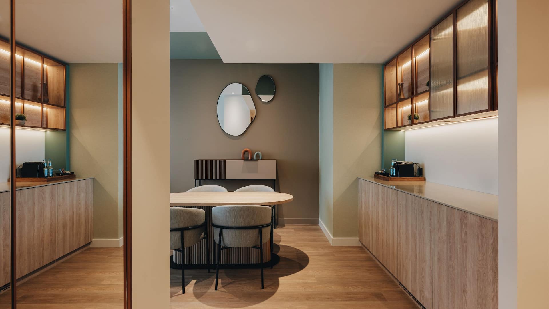 4 из 5 Hyatt Place Tallinn Suite Entrance Area View To Kitchen Area