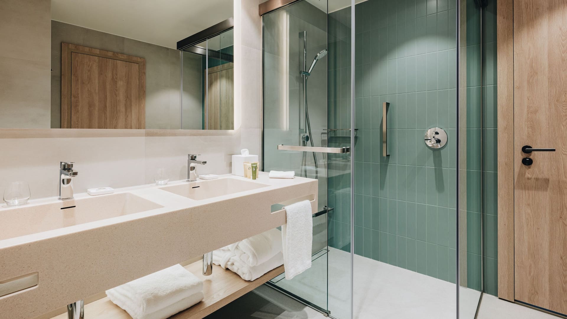 5 из 5 Hyatt Place Tallinn Suite Bathroom With Amenities