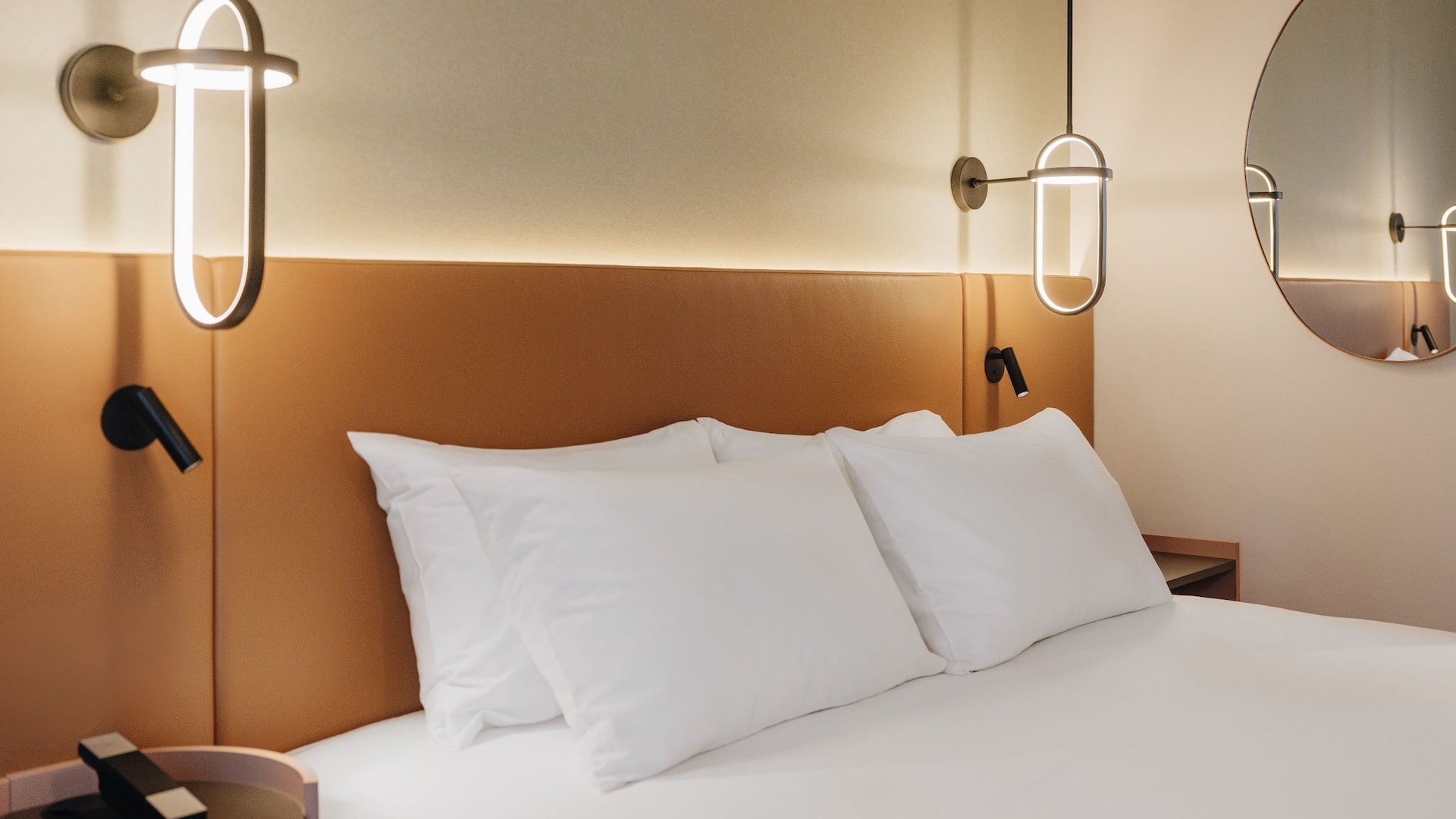 3 из 5 Hyatt Place Tallinn Deluxe King Bed Closeup Lighting Fixture Closeup