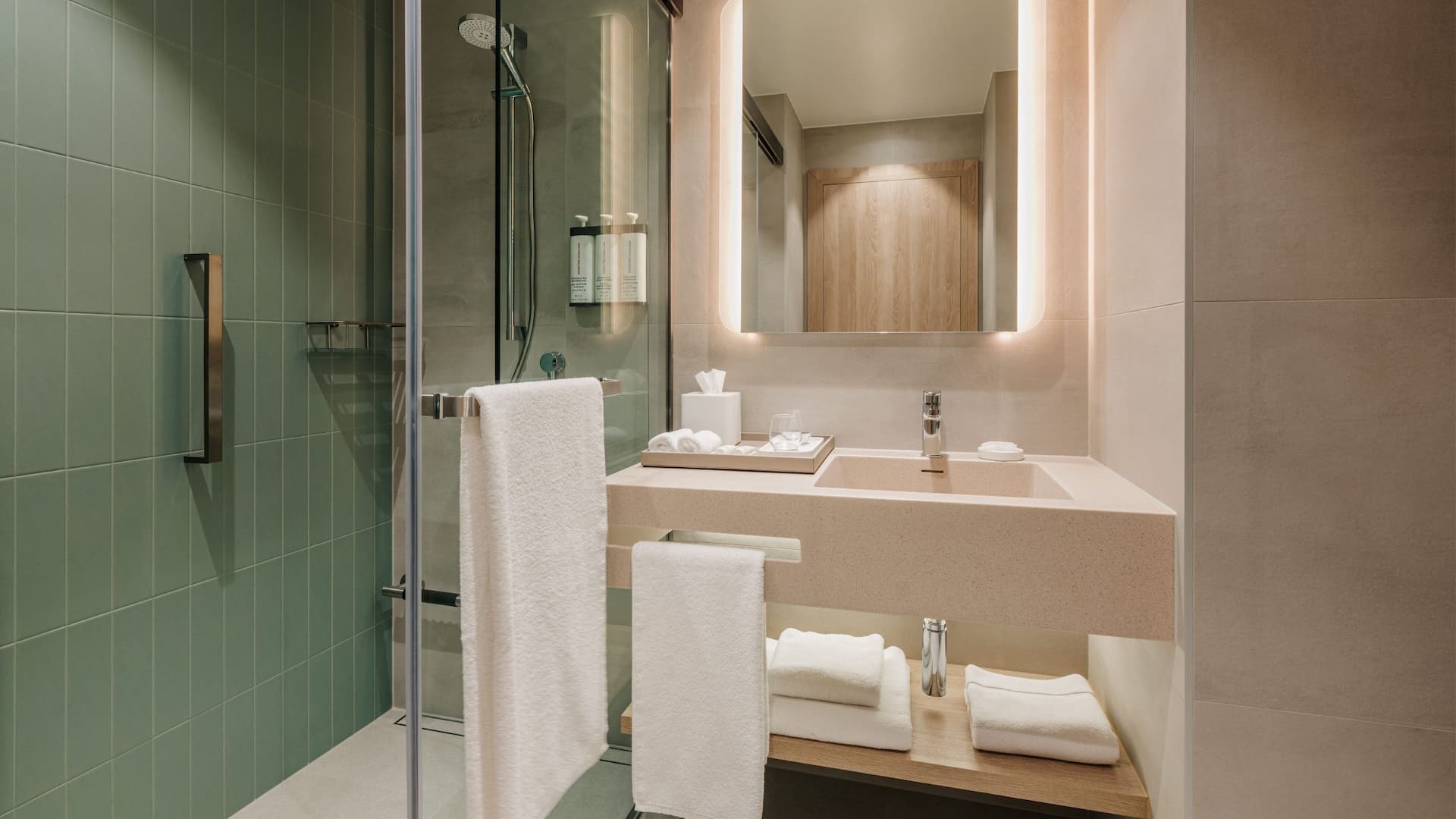 4 из 5 Hyatt Place Tallinn Deluxe King Bathroom With Towels And Amenities