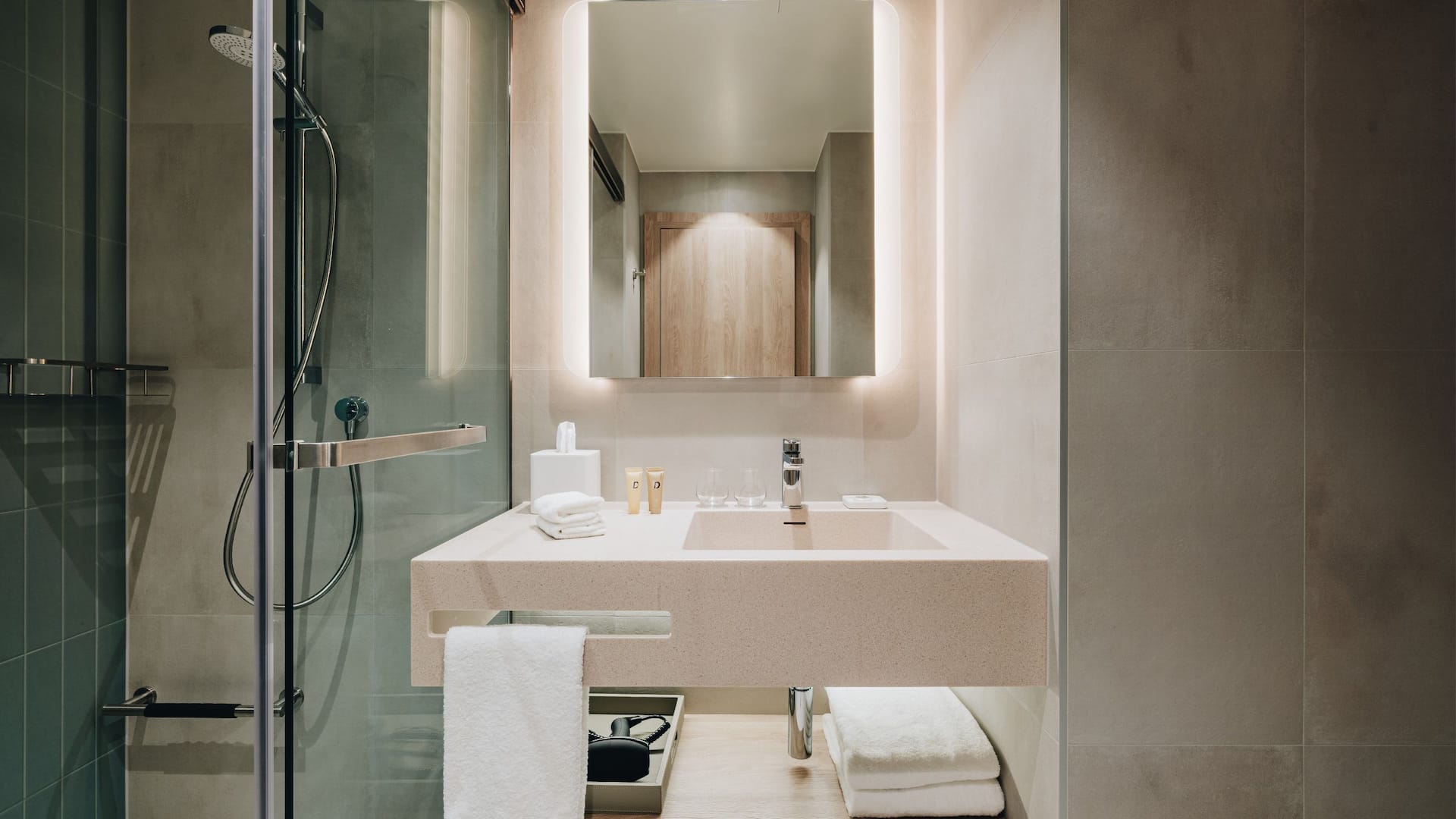 2 из 2 Hyatt Place Tallinn Standard King Bathroom With Shower