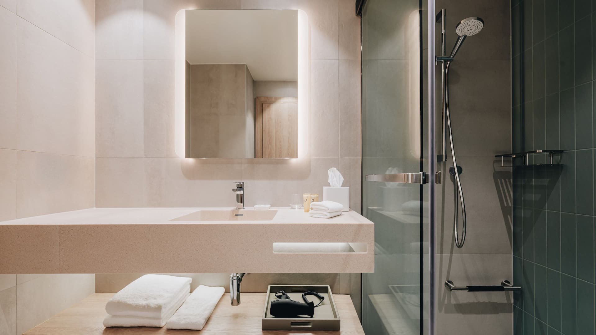 4 из 5 Hyatt Place Tallinn Deluxe Twin Bathroom With Shower Straight View