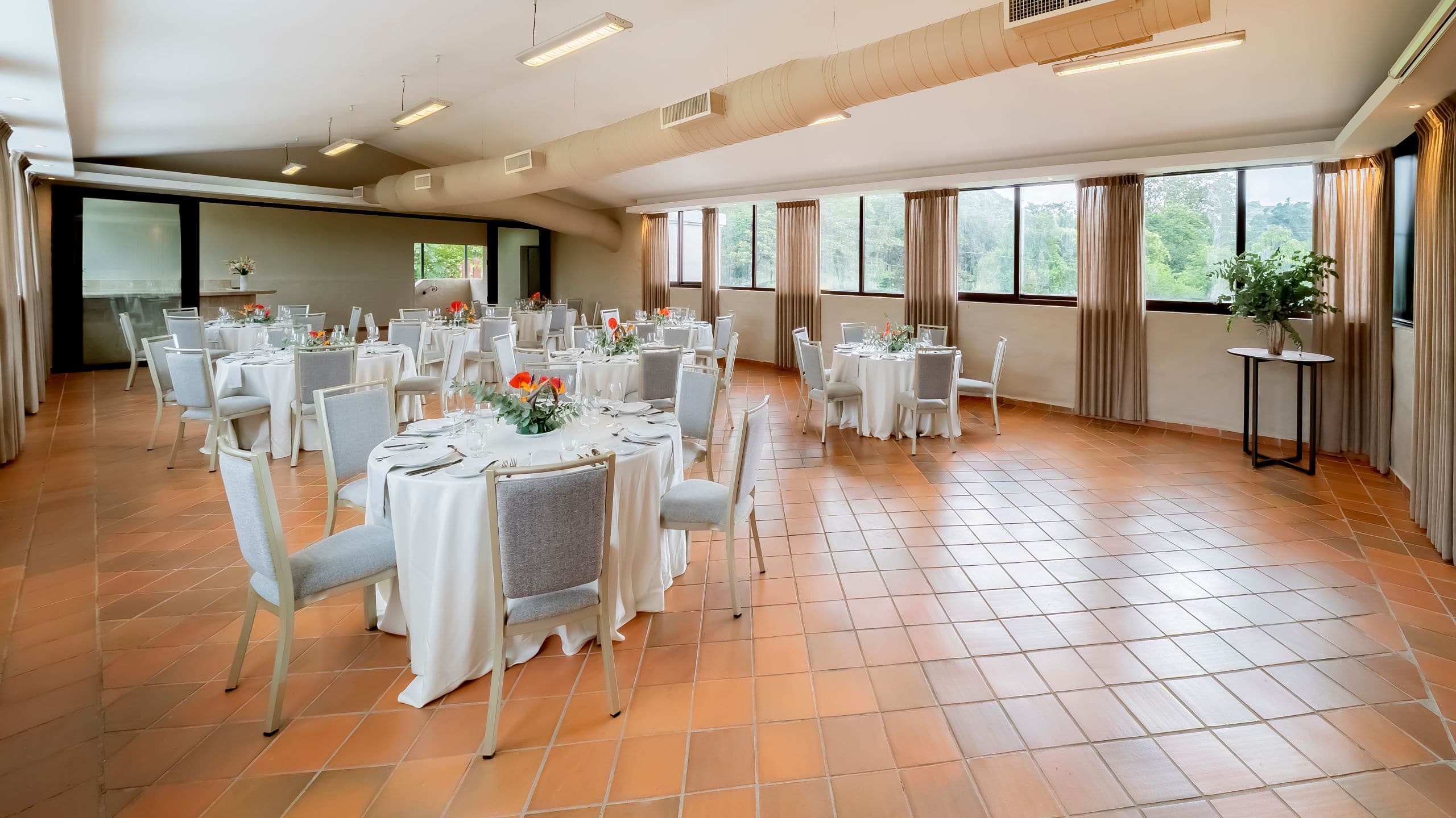 3 de 4 Hotel La Compañía del Valle Salon La Montana Dinner Set Up