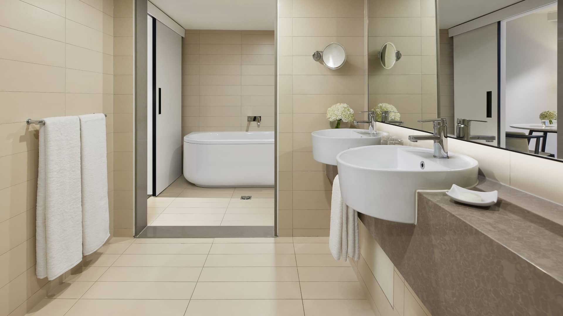 Hyatt Regency Sydney Balcony Suite Bathroom