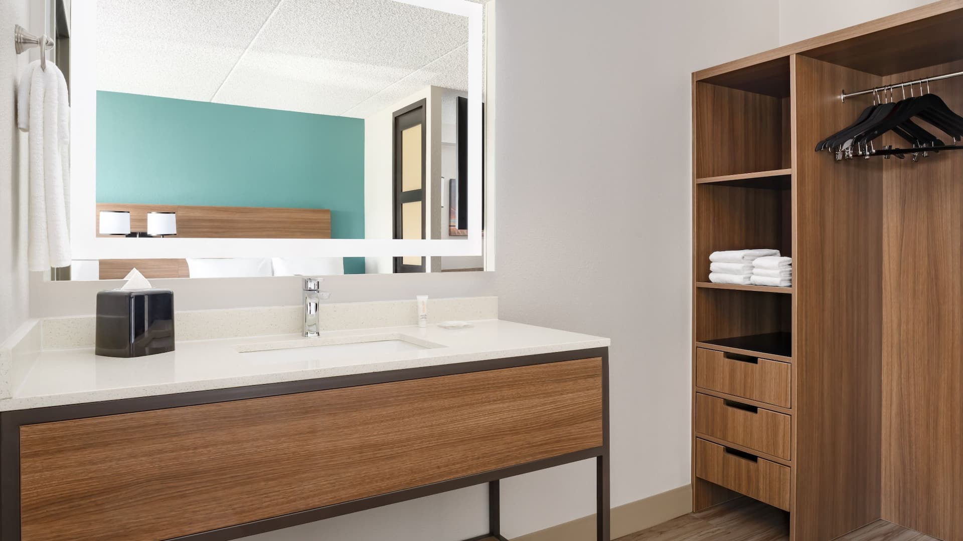 Hyatt Place Scottsdale/Old Town Closet Vanity