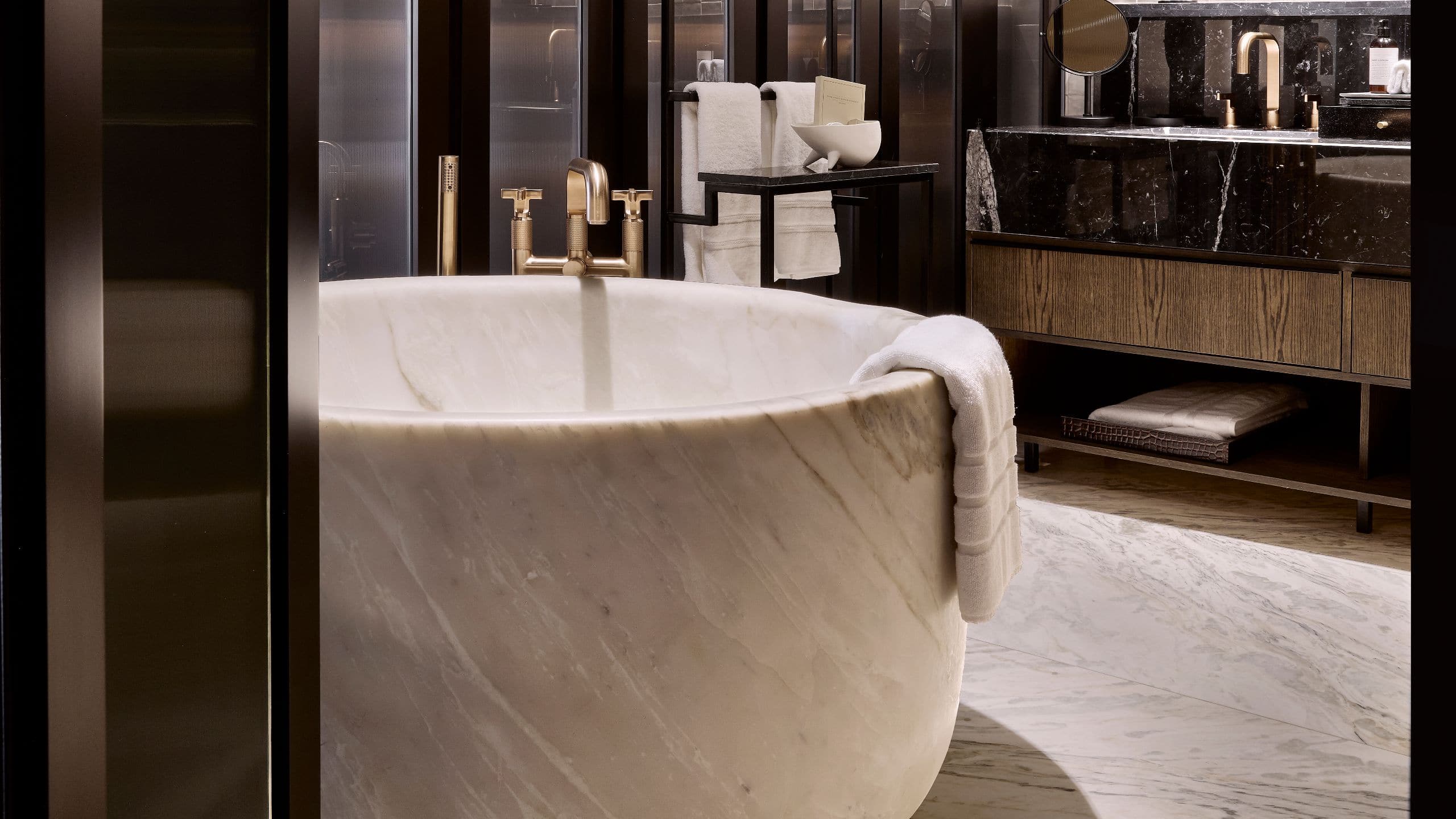 4 из 5 Park Hyatt Johannesburg Rosebank Suite Bathtub Close-Up