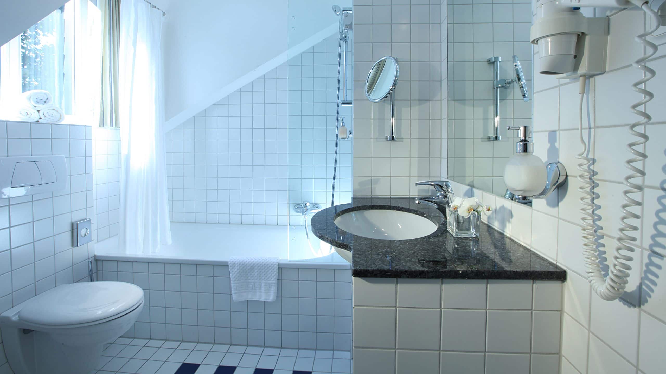 5 of 5 Lindner Hotel Frankfurt Hochst Apartement Bathroom