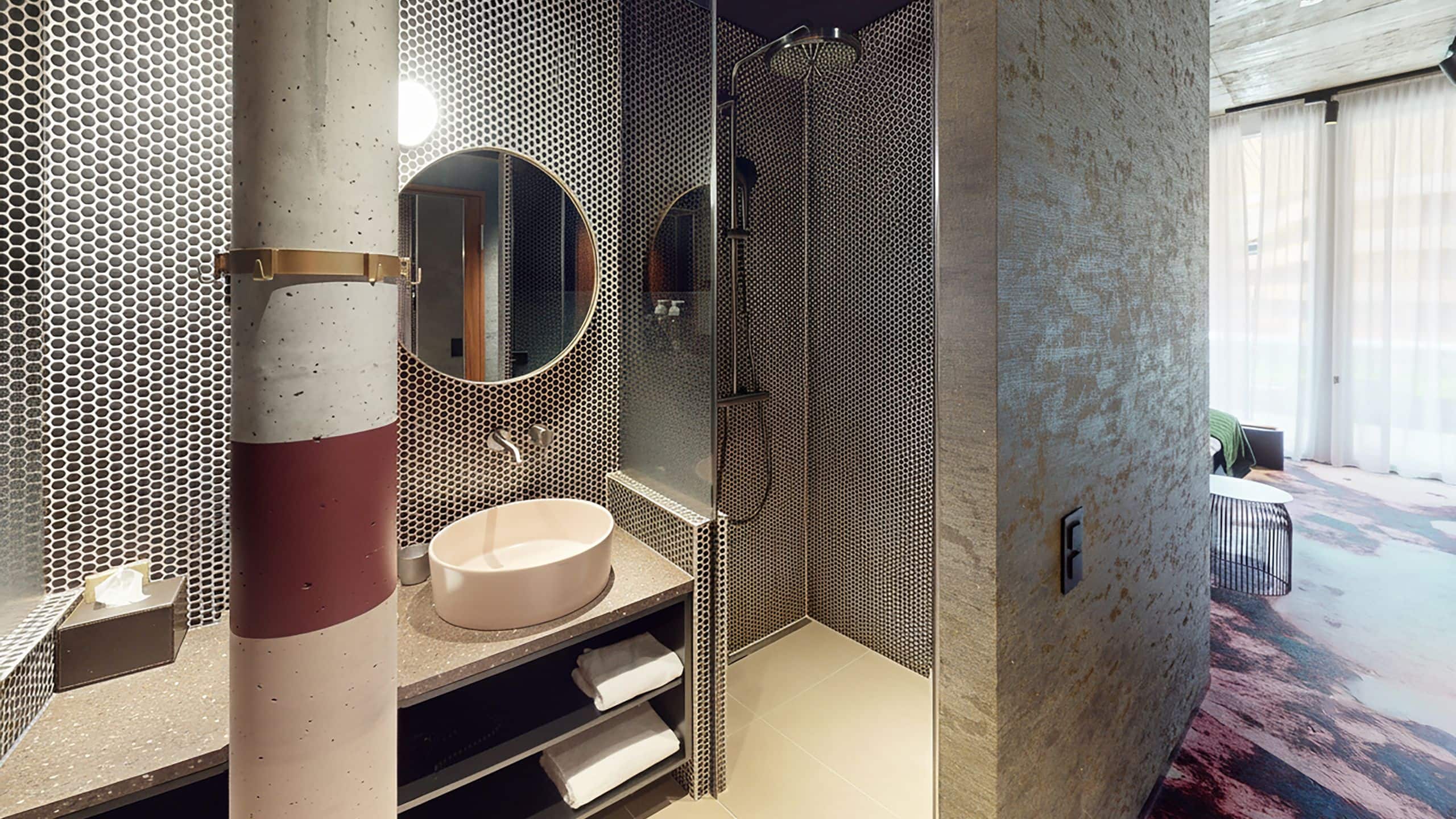 5 von 5 Me and All Hotel Flims 1 Twin Bed Bathroom