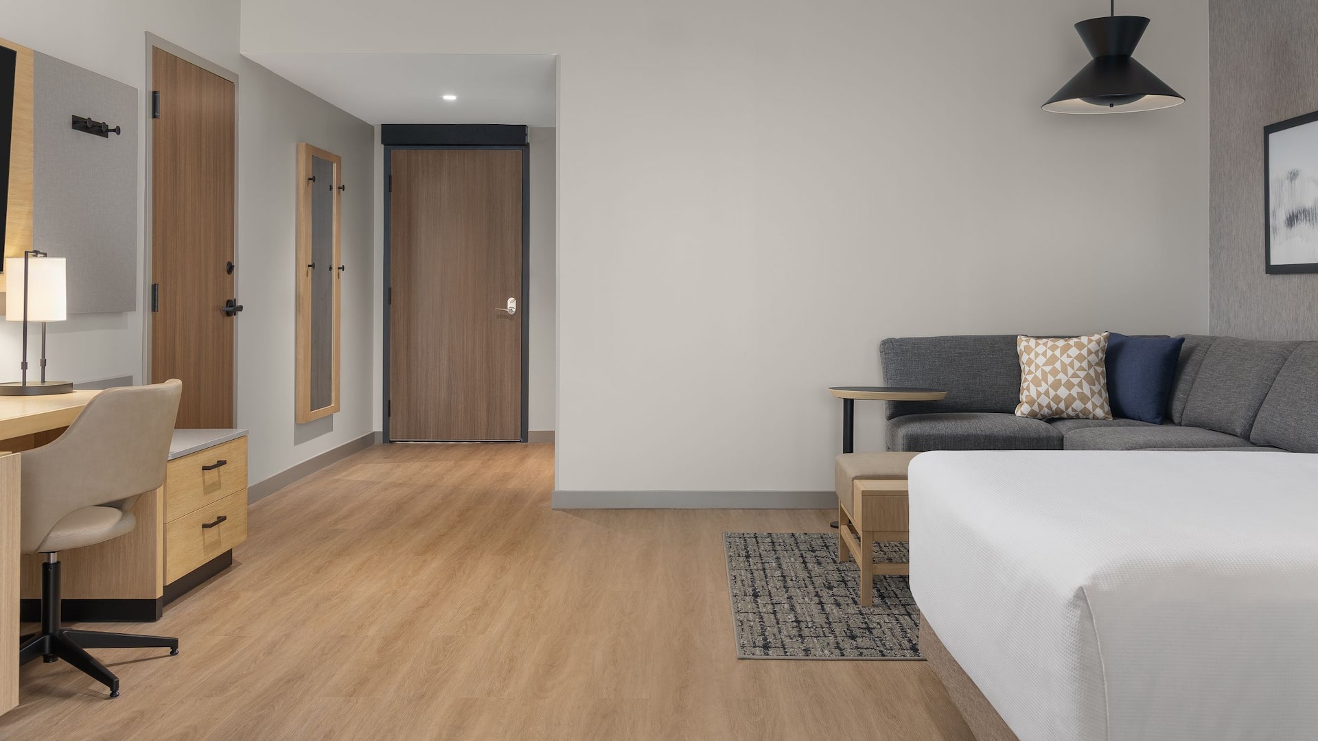 第 2，共 4 Hyatt Place Toronto Airport King Guestroom Wide View With Entry