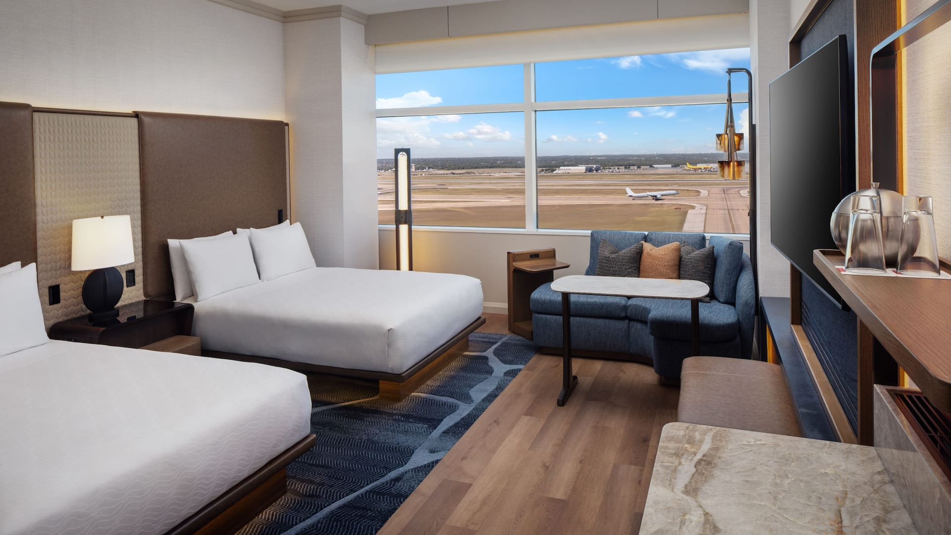 1 из 3 Grand Hyatt DFW Deluxe Queen Beds Runway View