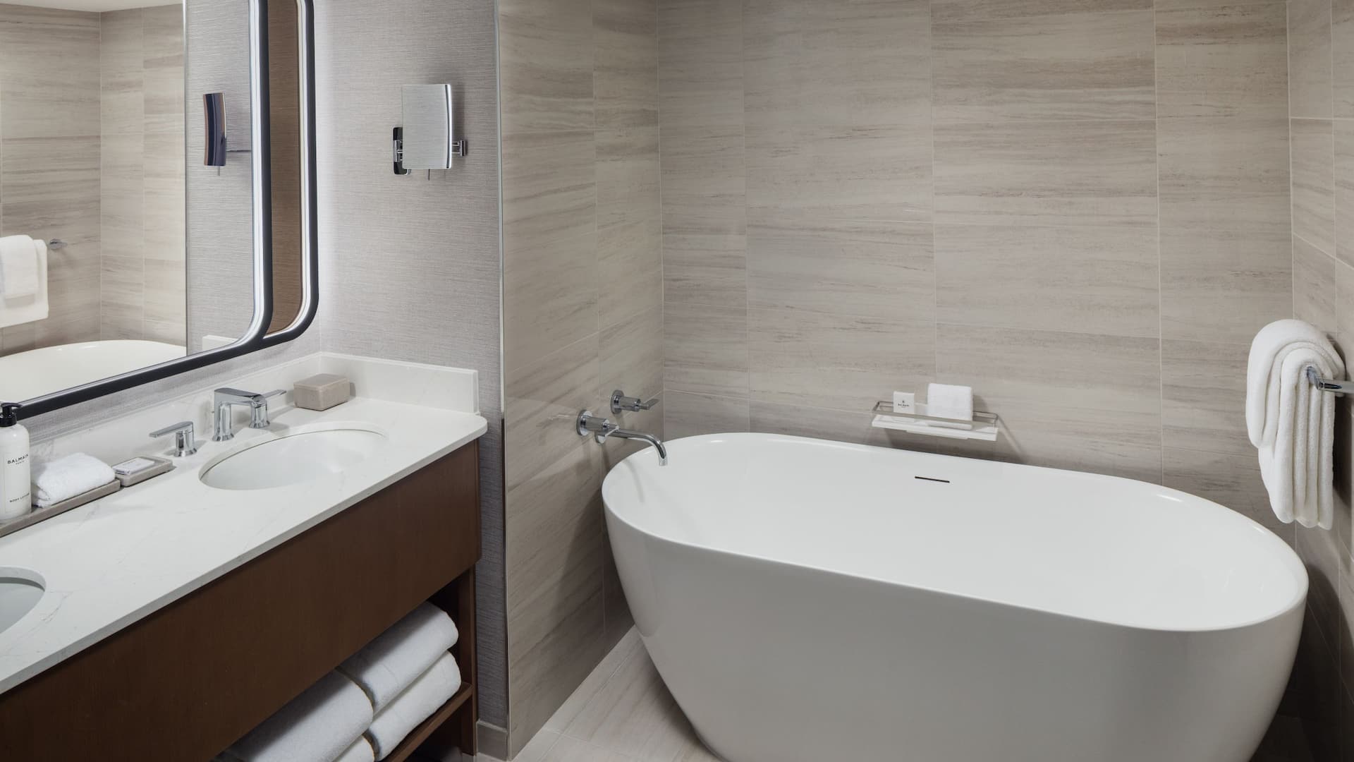 3 из 3 Grand Hyatt DFW Standard Stand Alone Tub Bathroom