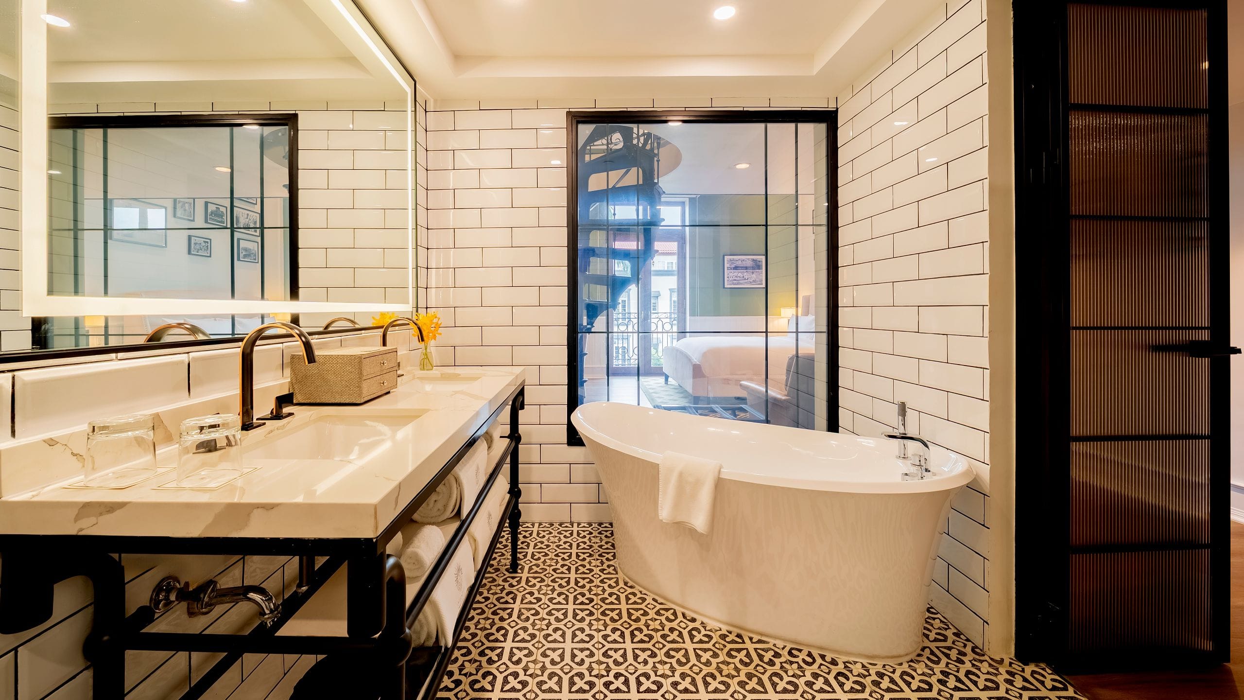 7 of 8 Hotel La Compañía Casco Antiguo Loft Suite Bathroom