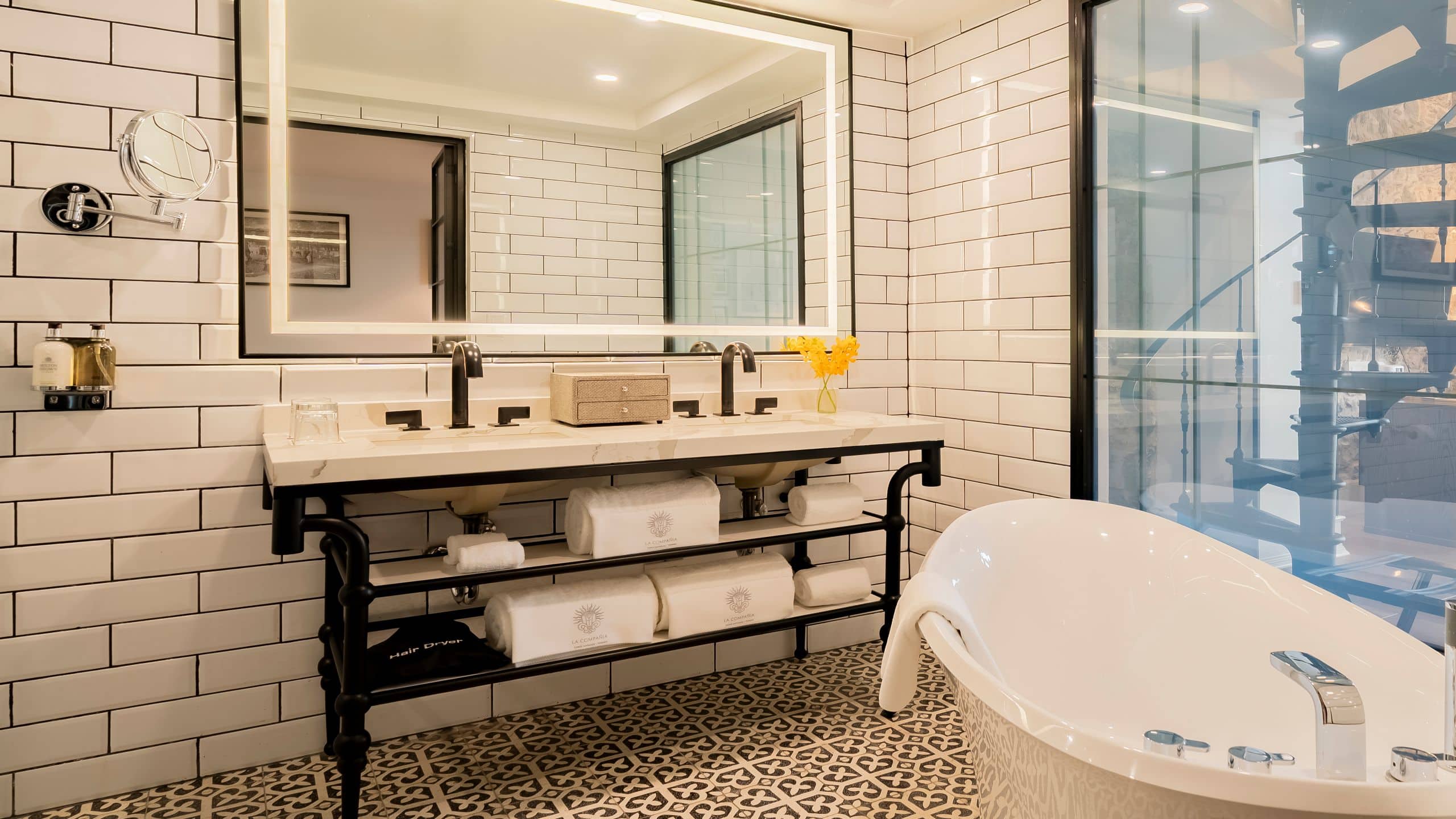 4 of 8 Hotel La Compañía Casco Antiguo Loft Suite Bathtub