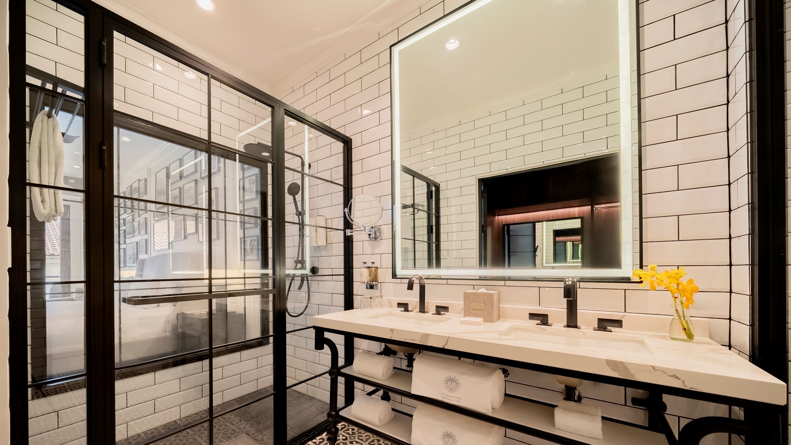 14 of 18 Hotel La Compañía Casco Antiguo One King Bed Casco View Bathroom