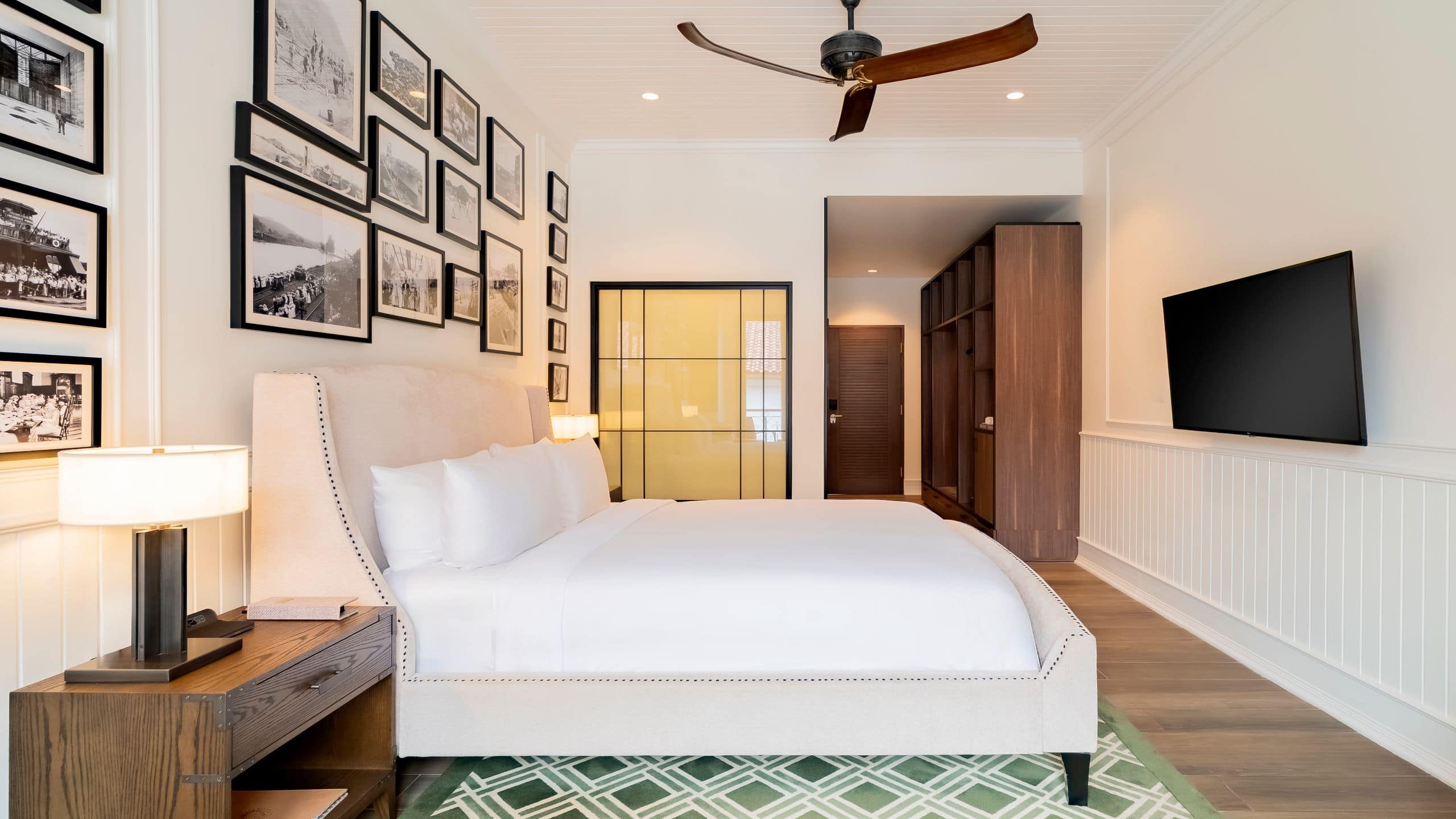 7 of 18 Hotel La Compañía Casco Antiguo One King Bed Casco View Ceiling Fan