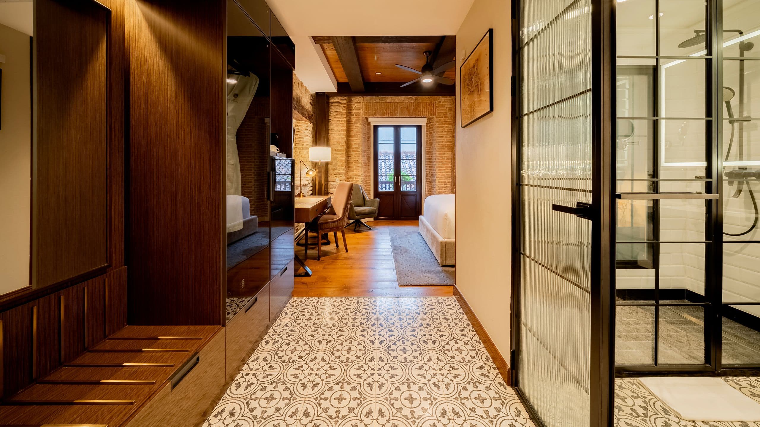 5 of 18 Hotel La Compañía Casco Antiguo One King Bed Casco View Closet