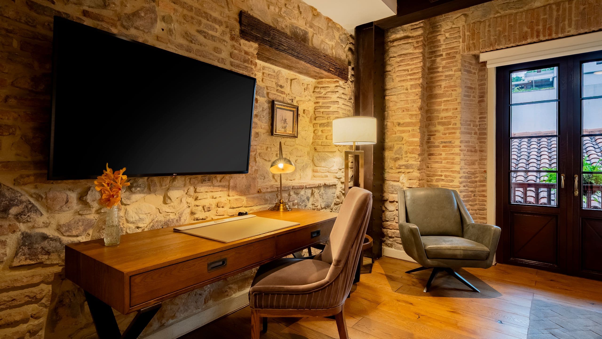 3 of 18 Hotel La Compañía Casco Antiguo One King Bed Casco View Desk