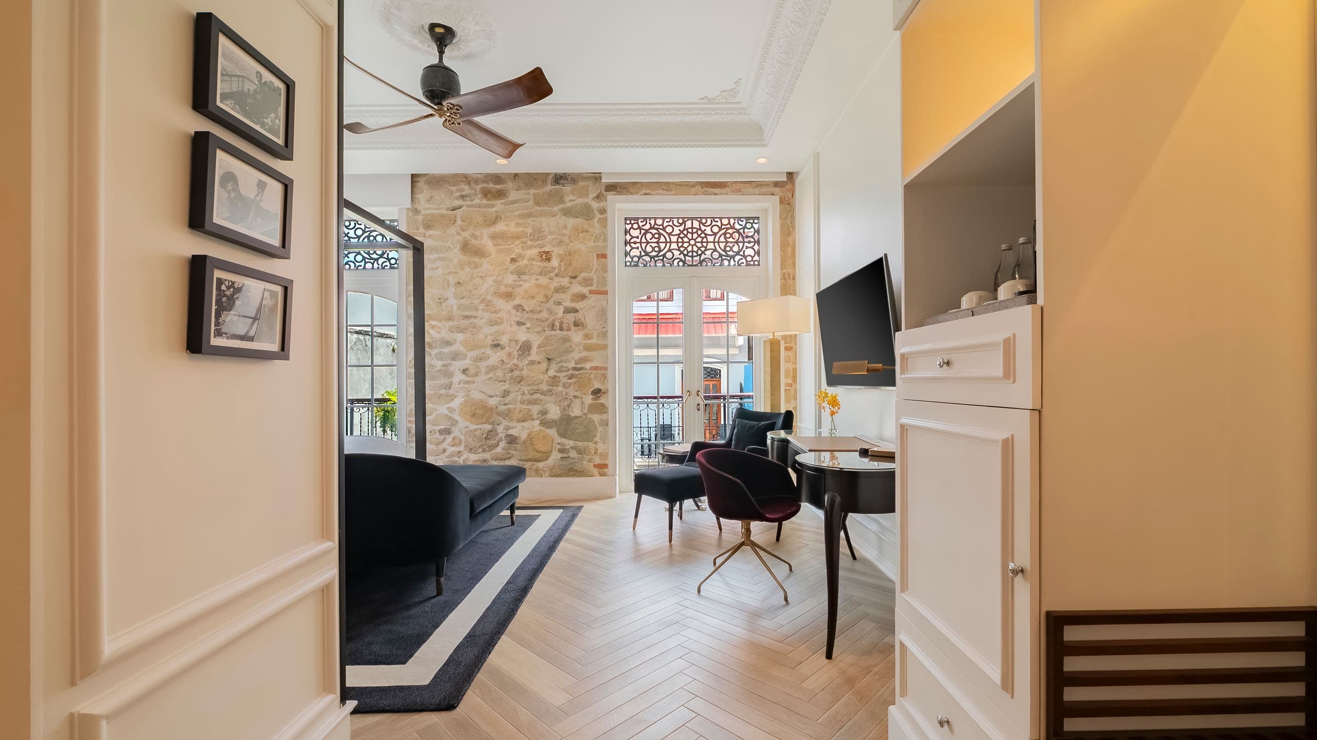 16 of 18 Hotel La Compañía Casco Antiguo One King Bed Casco View Entrance