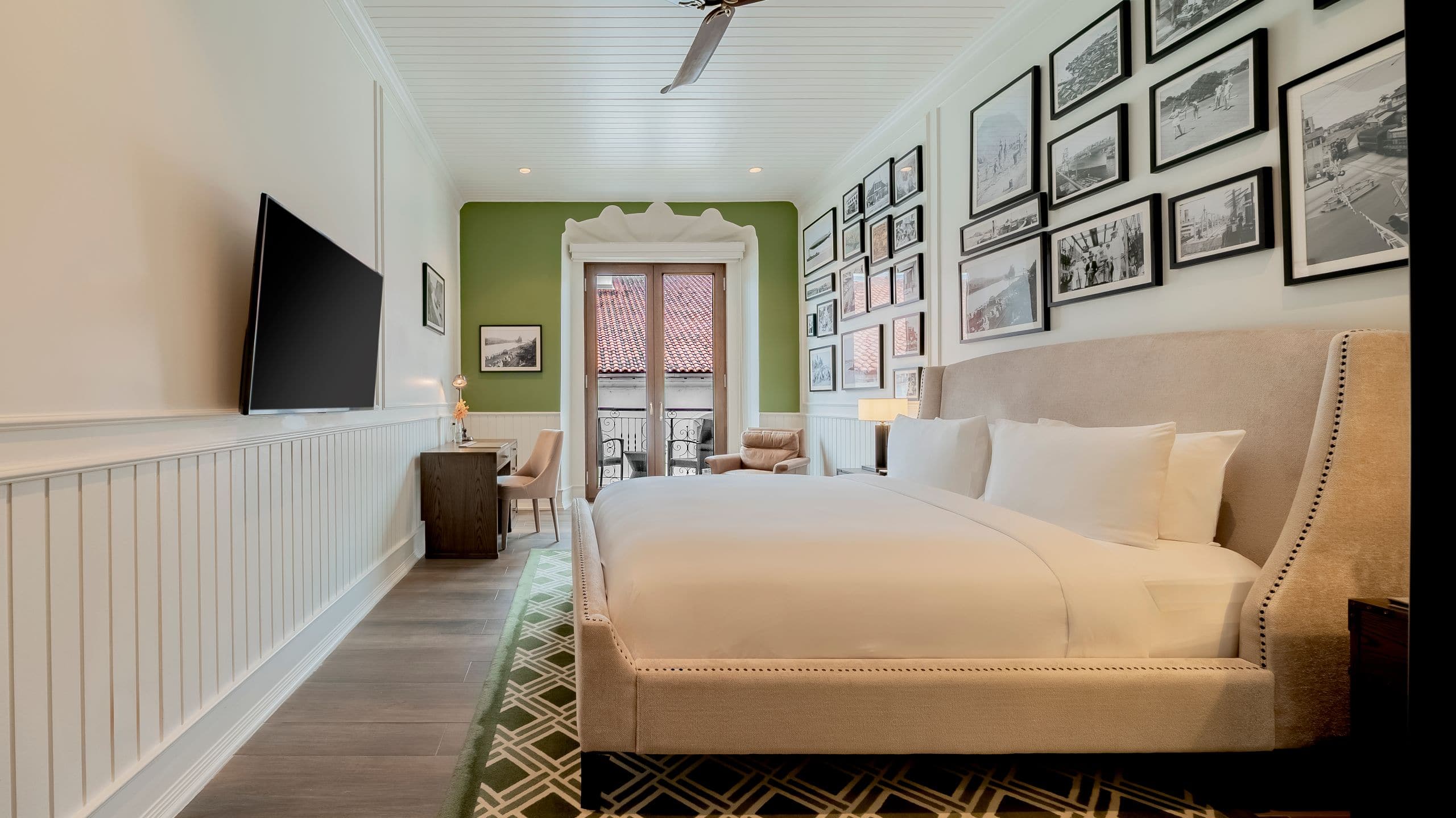 9 of 18 Hotel La Compañía Casco Antiguo One King Bed Casco View Full View