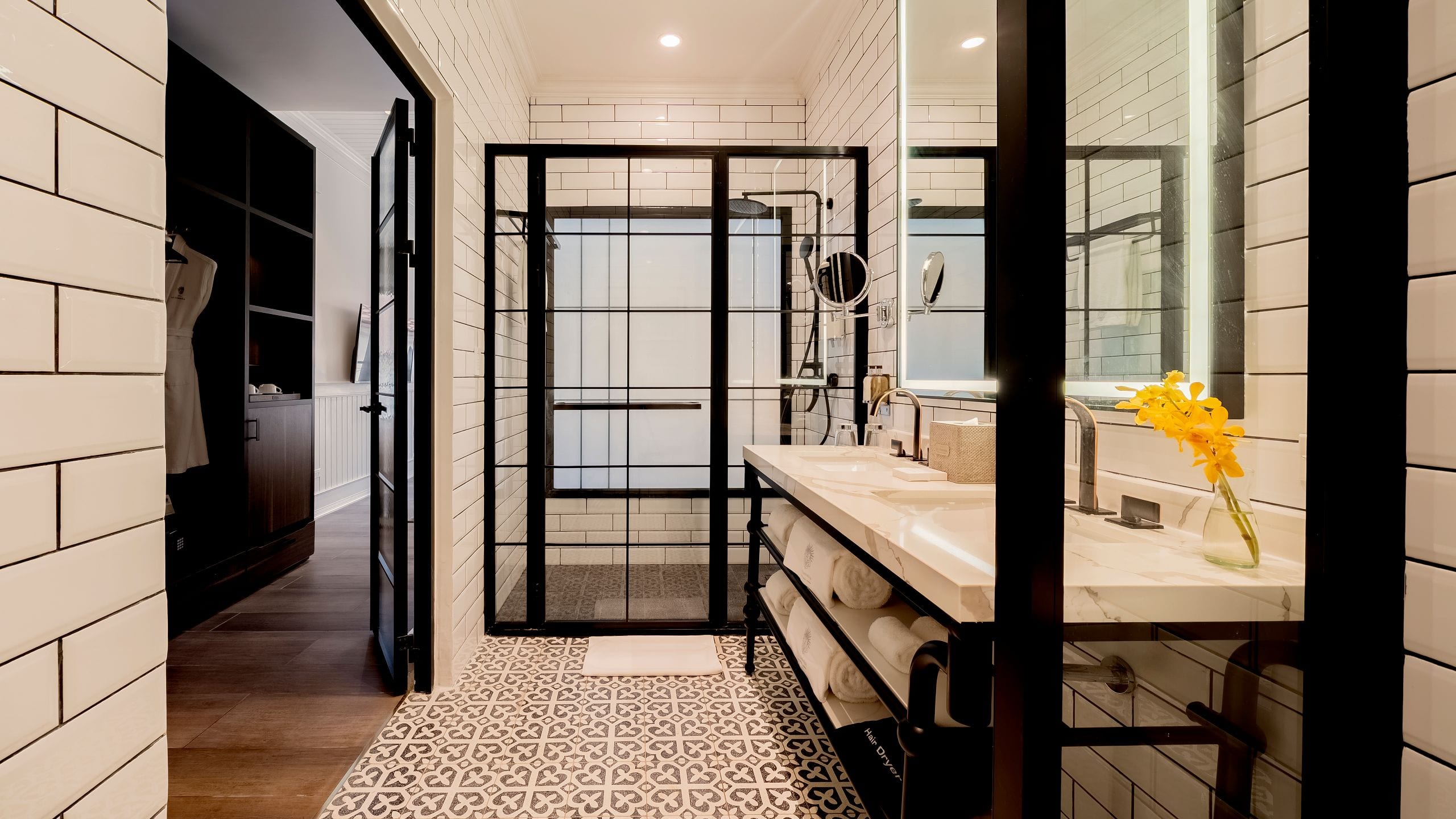 15 of 18 Hotel La Compañía Casco Antiguo One King Bed Casco View Side Bathroom