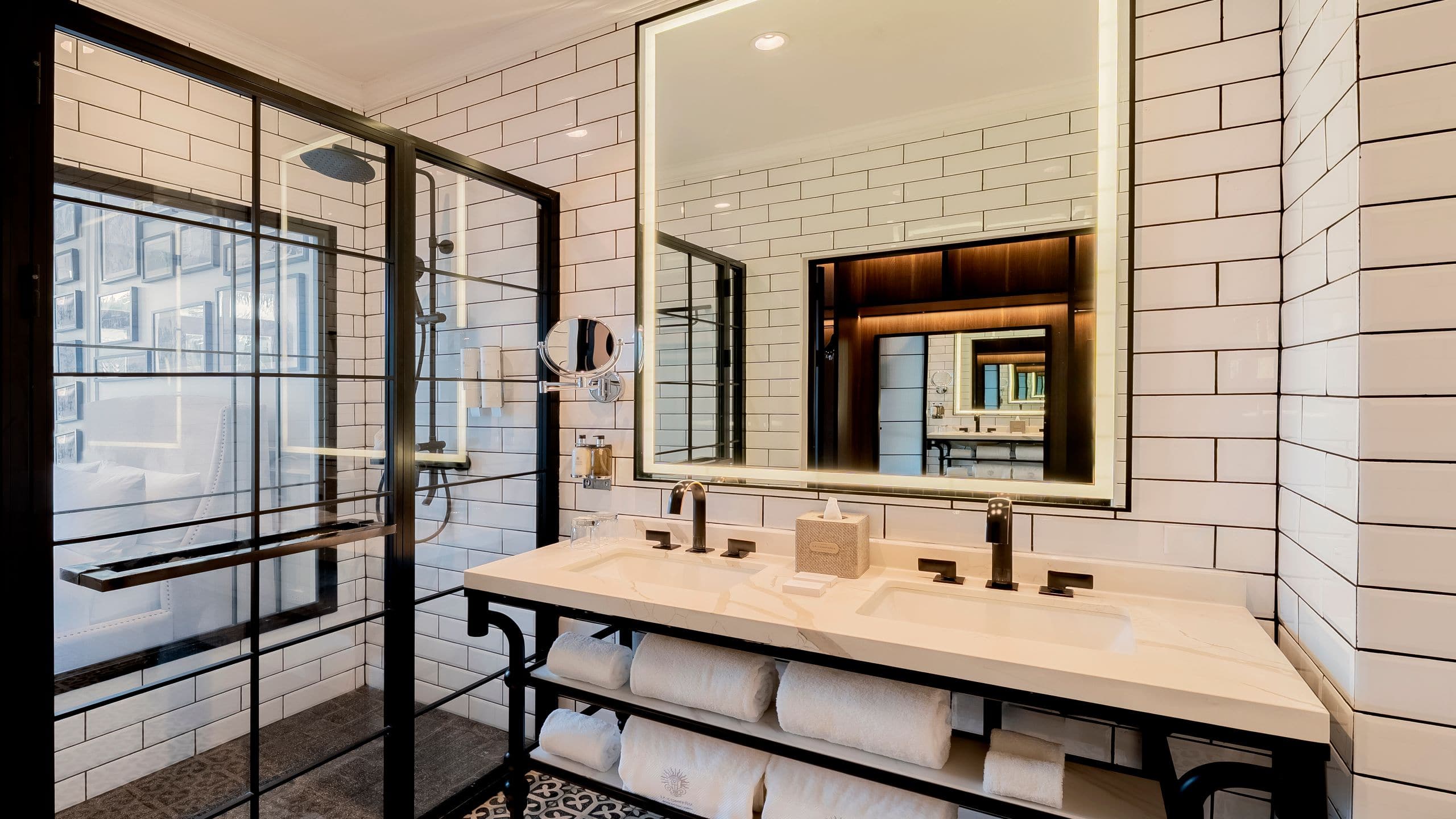 9 of 10 Hotel La Compañía Casco Antiguo One King Bed Courtyard View Bathroom