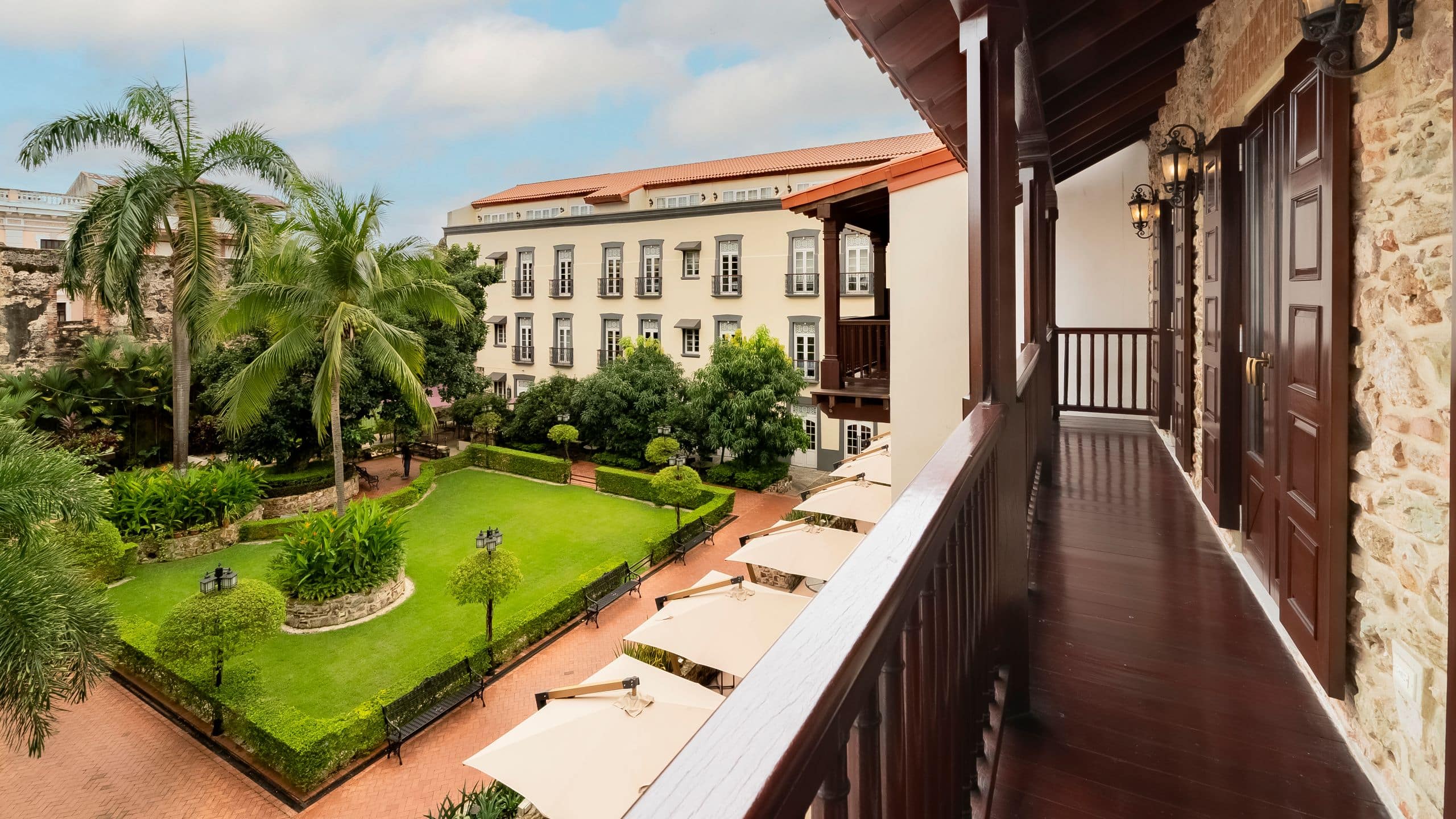 20 of 22 Hotel La Compañía Casco Antiguo One King Bed Suite Balcony View
