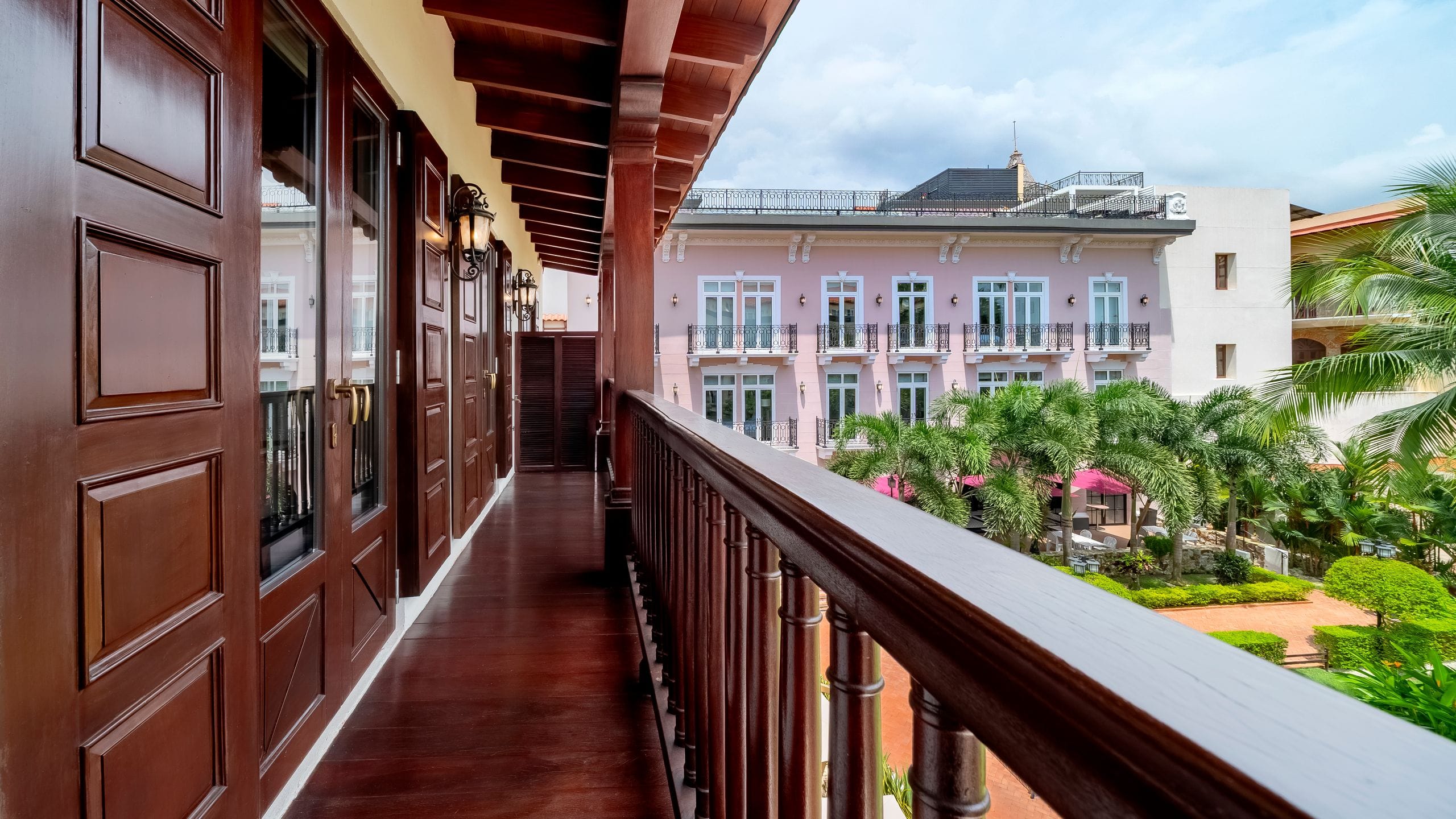 21 of 22 Hotel La Compañía Casco Antiguo One King Bed Suite Balcony