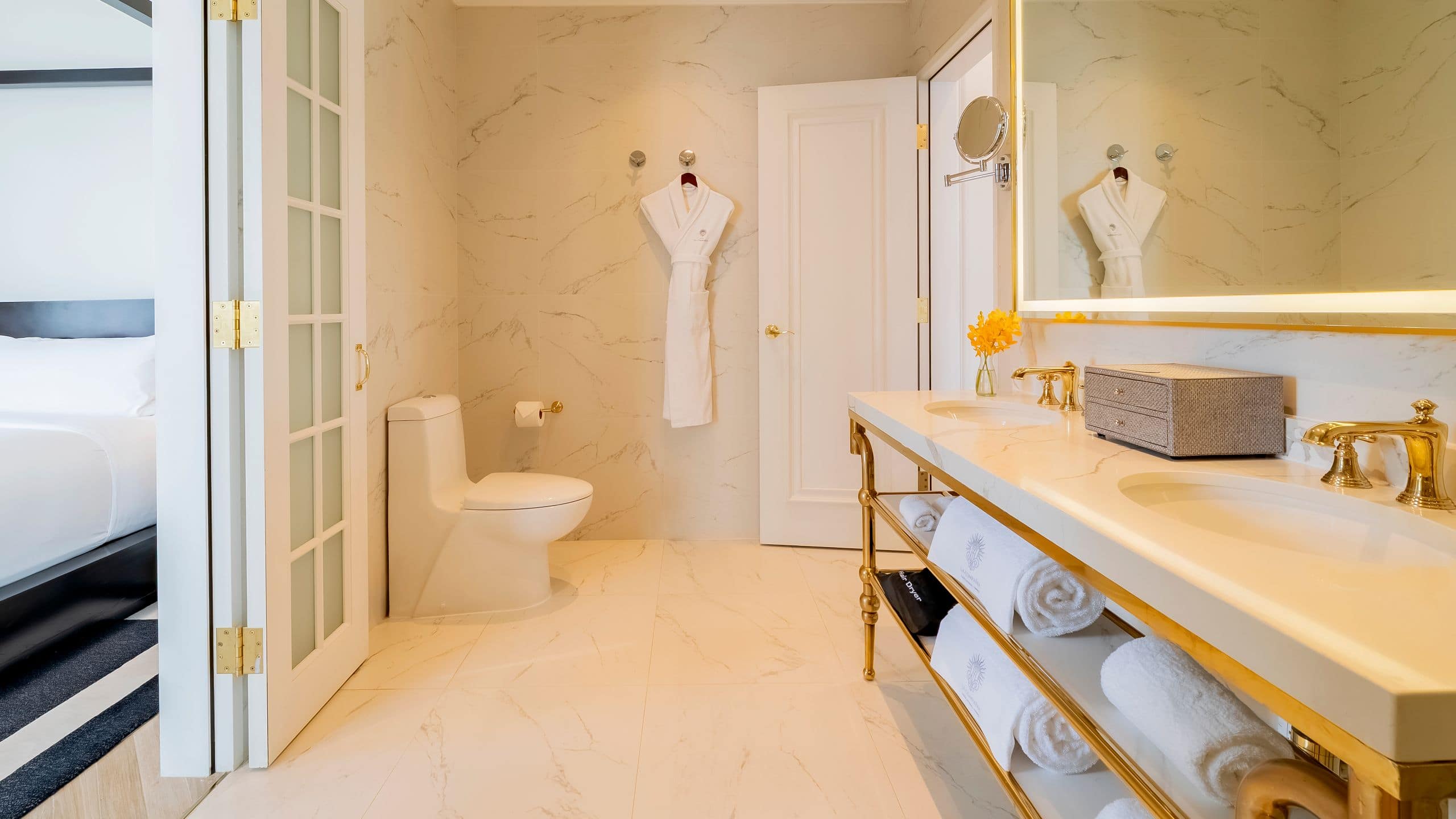 14 of 22 Hotel La Compañía Casco Antiguo One King Bed Suite Bathroom Details