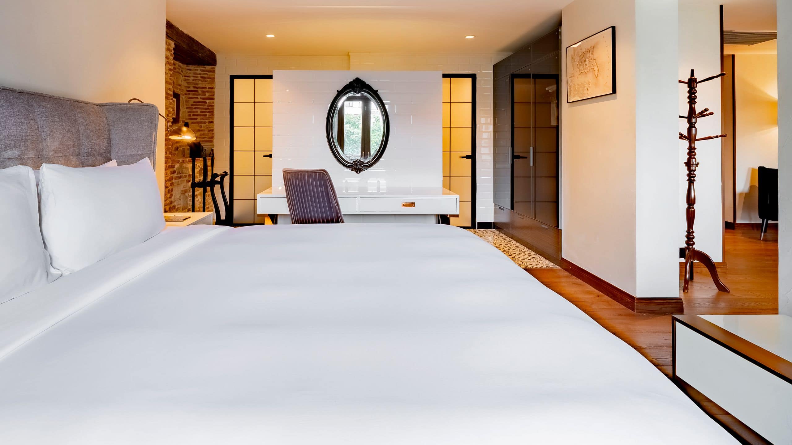 16 of 22 Hotel La Compañía Casco Antiguo One King Bed Suite Bed Side View