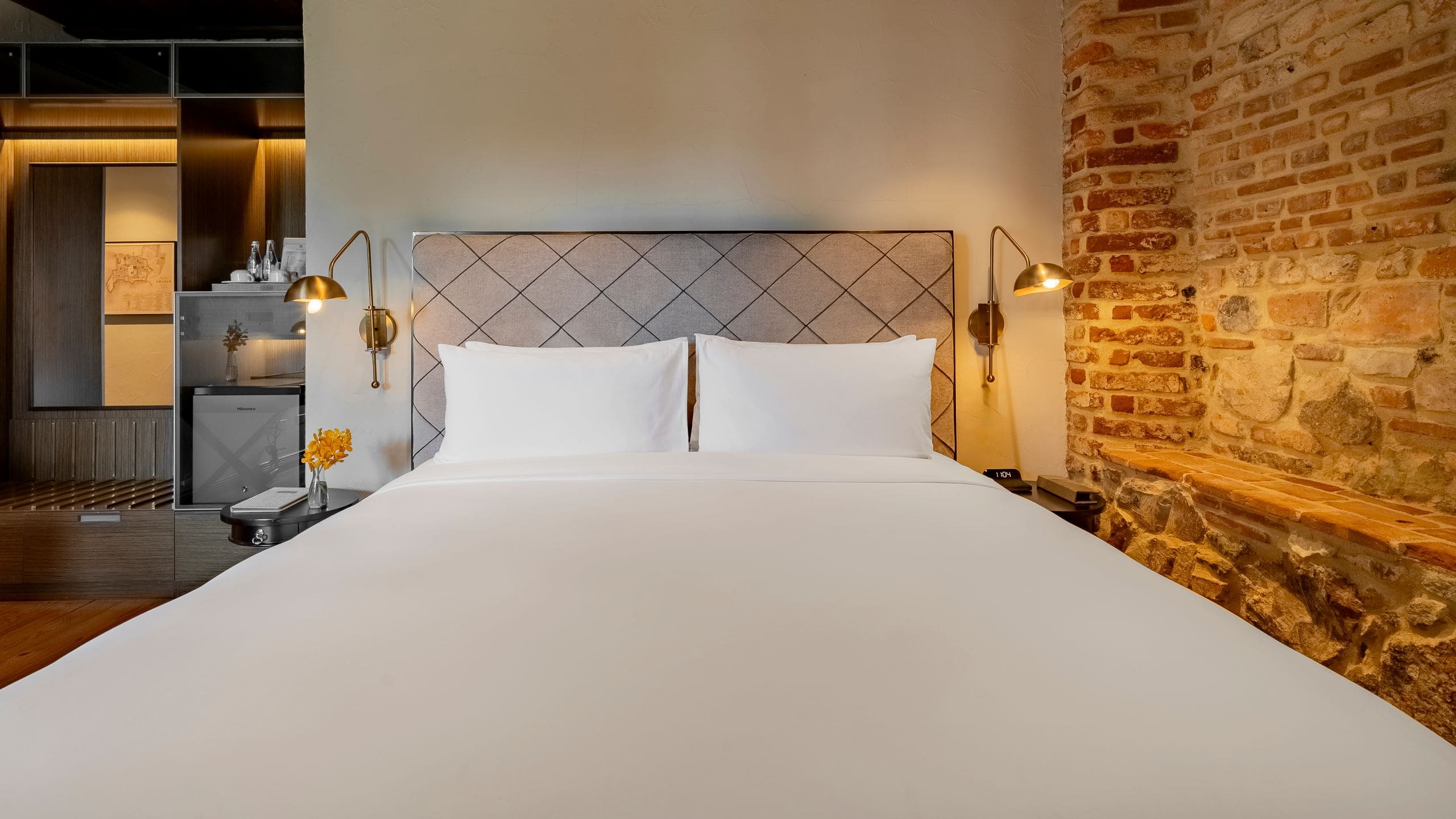 15 of 22 Hotel La Compañía Casco Antiguo One King Bed Suite Bed