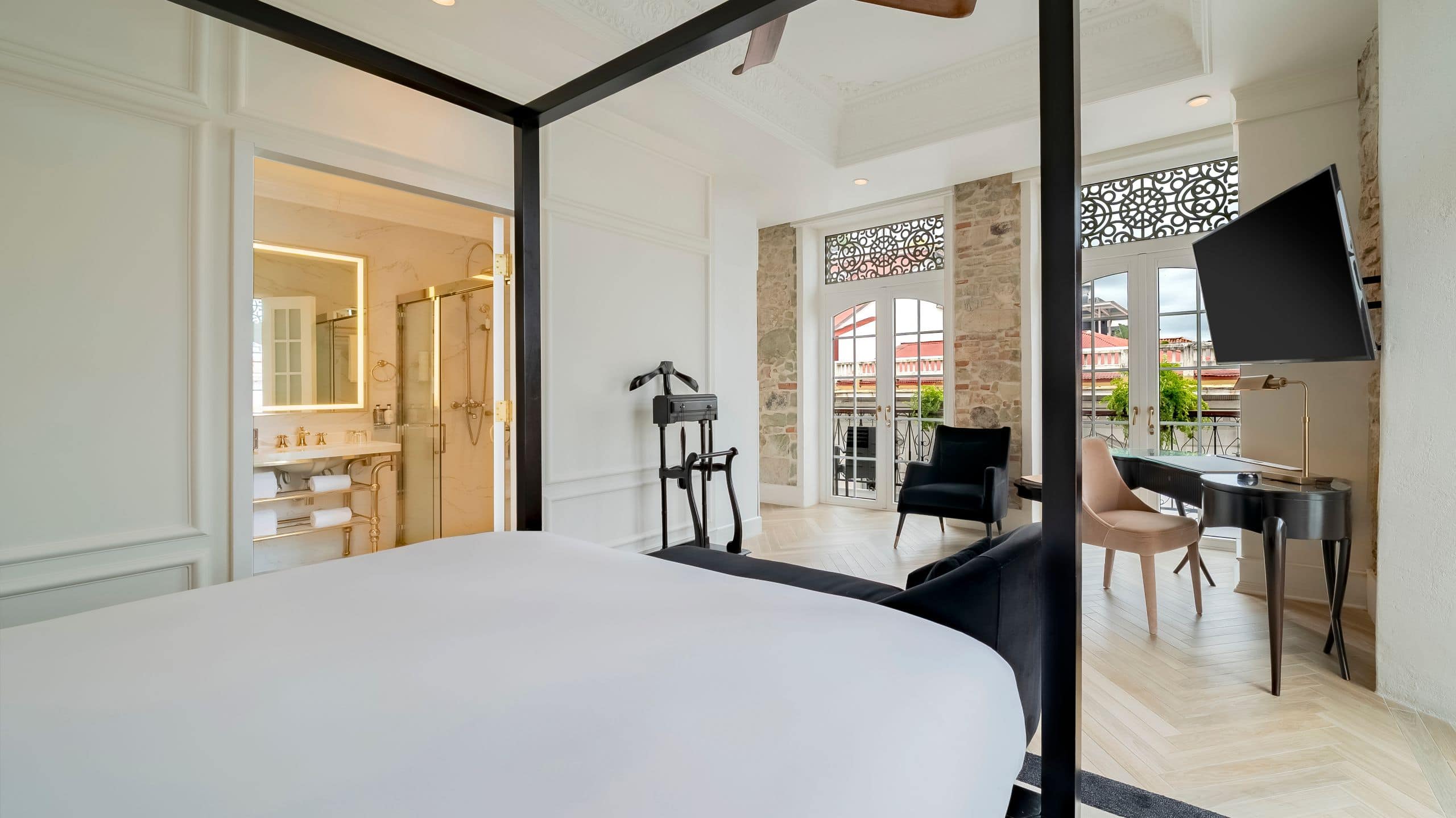 17 of 22 Hotel La Compañía Casco Antiguo One King Bed Suite Bedroom Details