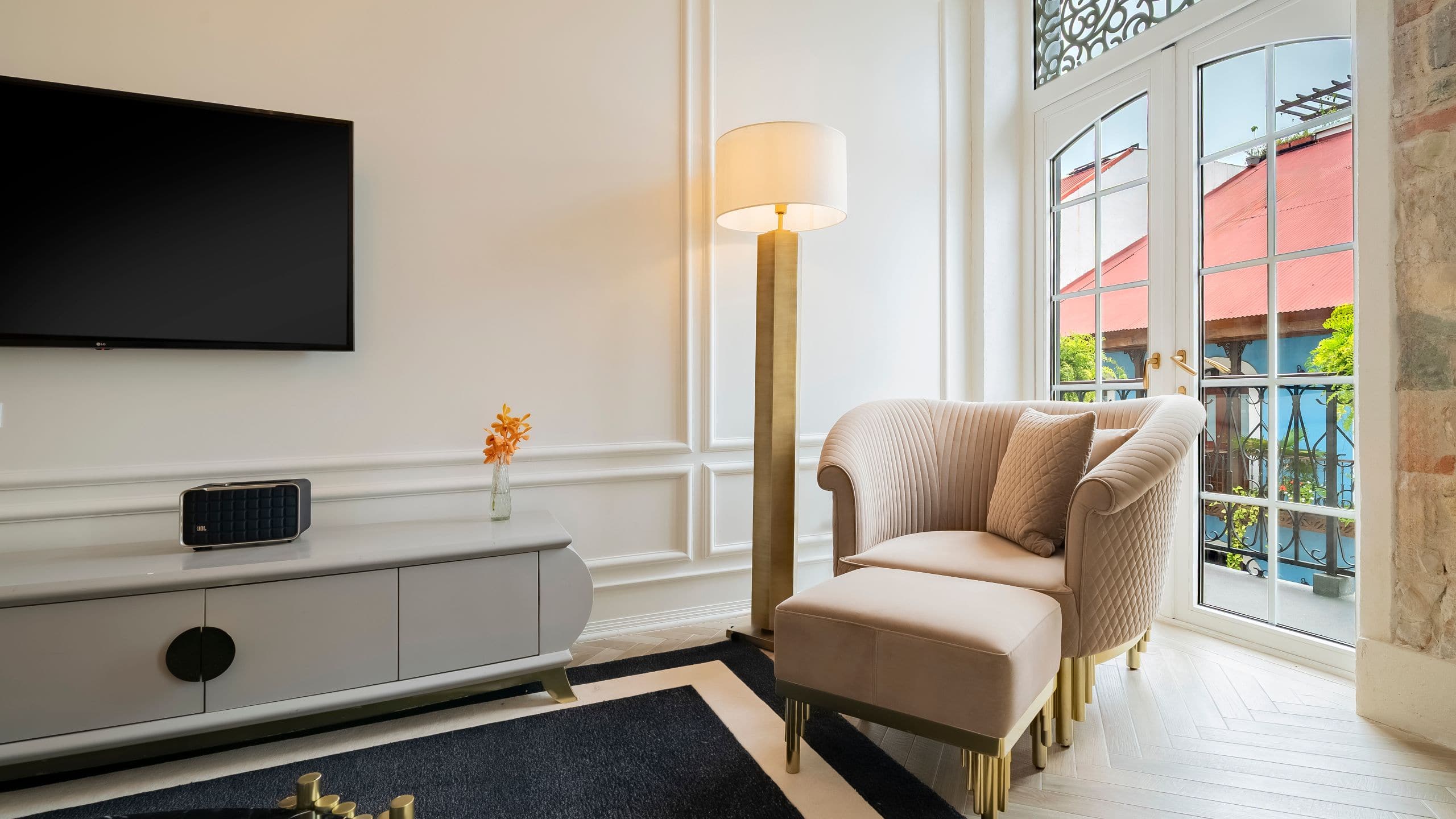 4 of 22 Hotel La Compañía Casco Antiguo One King Bed Suite Seating Area