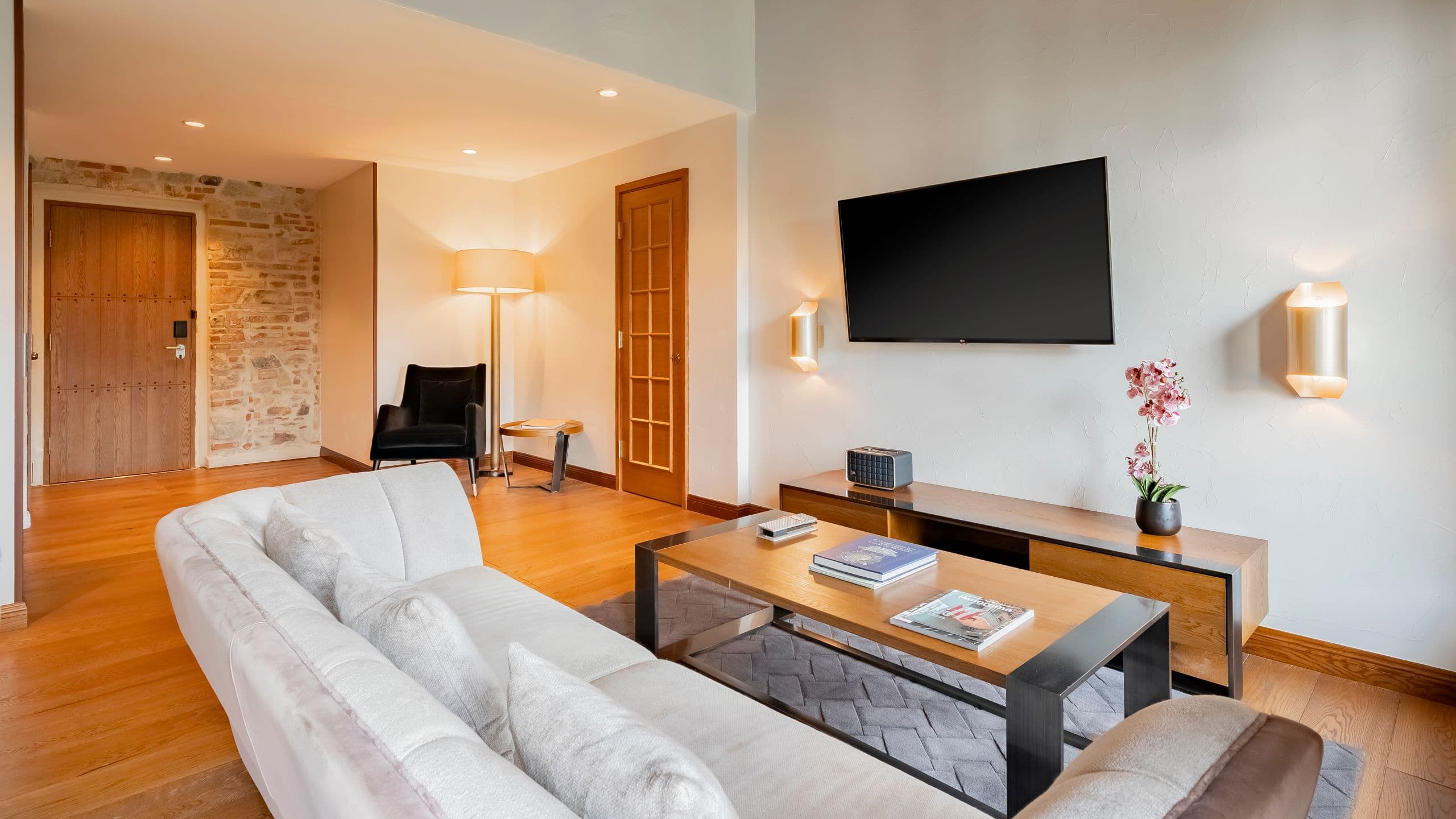 5 of 22 Hotel La Compañía Casco Antiguo One King Bed Suite Sofa And Tv