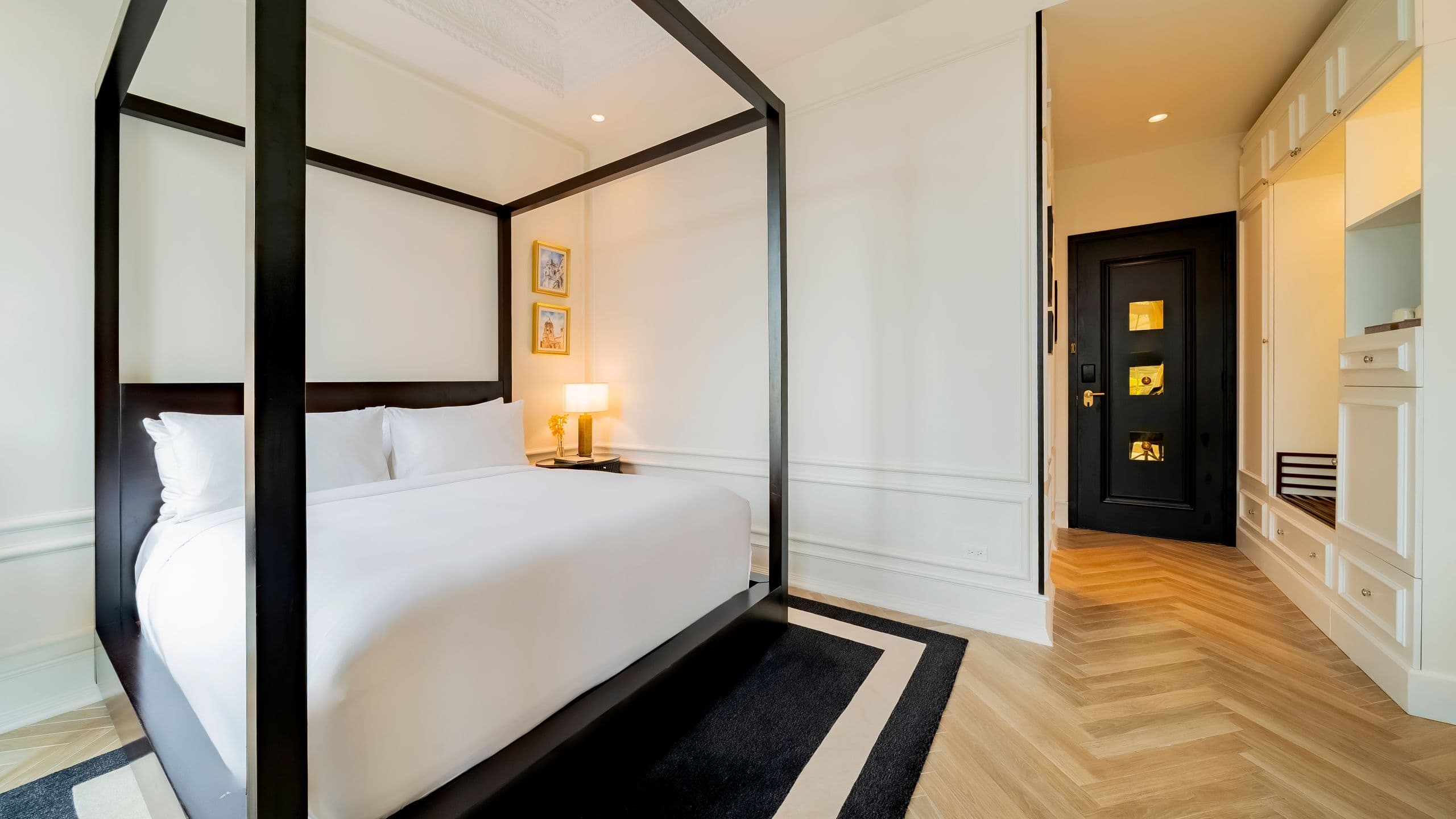 4 of 10 Hotel La Compañía Casco Antiguo One Queen Bed Casco View