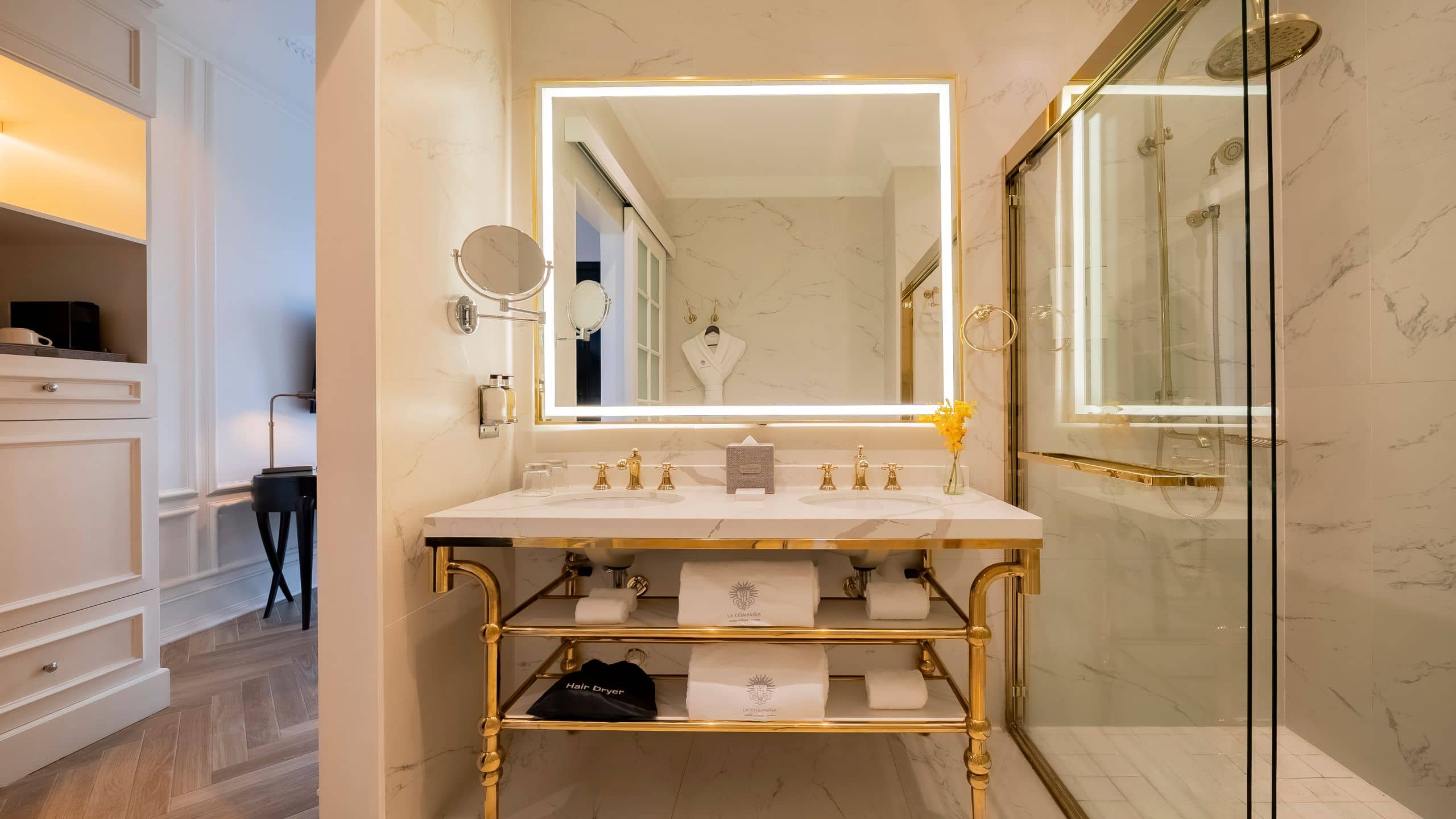 2 of 10 Hotel La Compañía Casco Antiguo One Queen Bed Casco View Bathroom