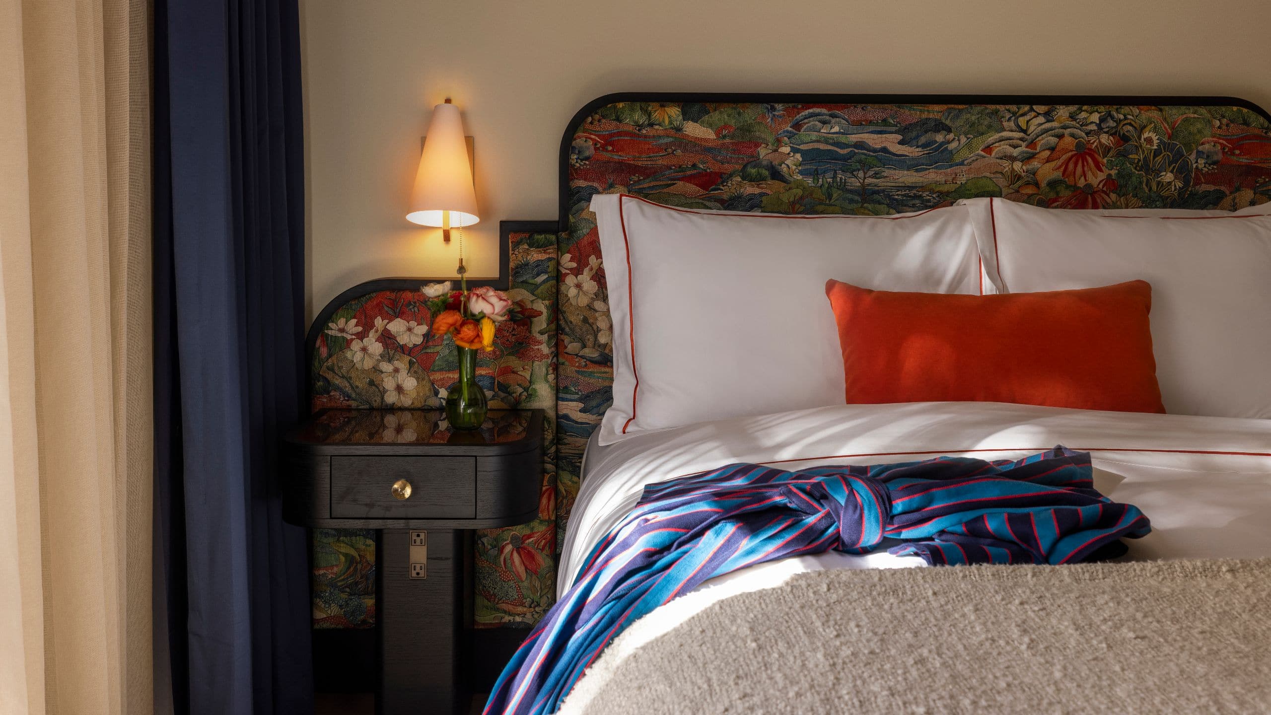 Hotel Daphne 2 Queen Beds Head On Tight Robe