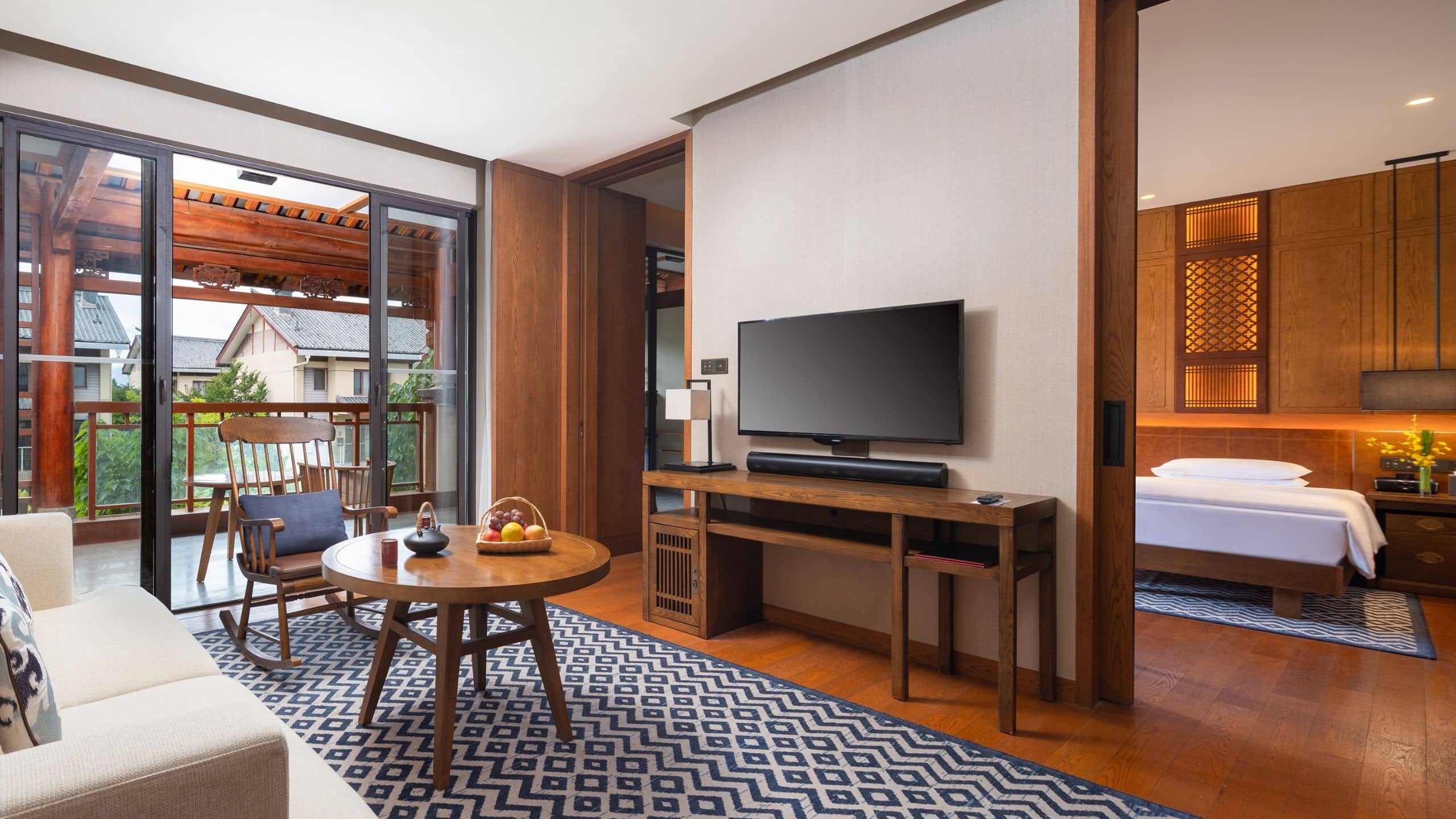 Jinmao Purelax Lijiang Deluxe-Suite-with-King-Bed-Living-Room