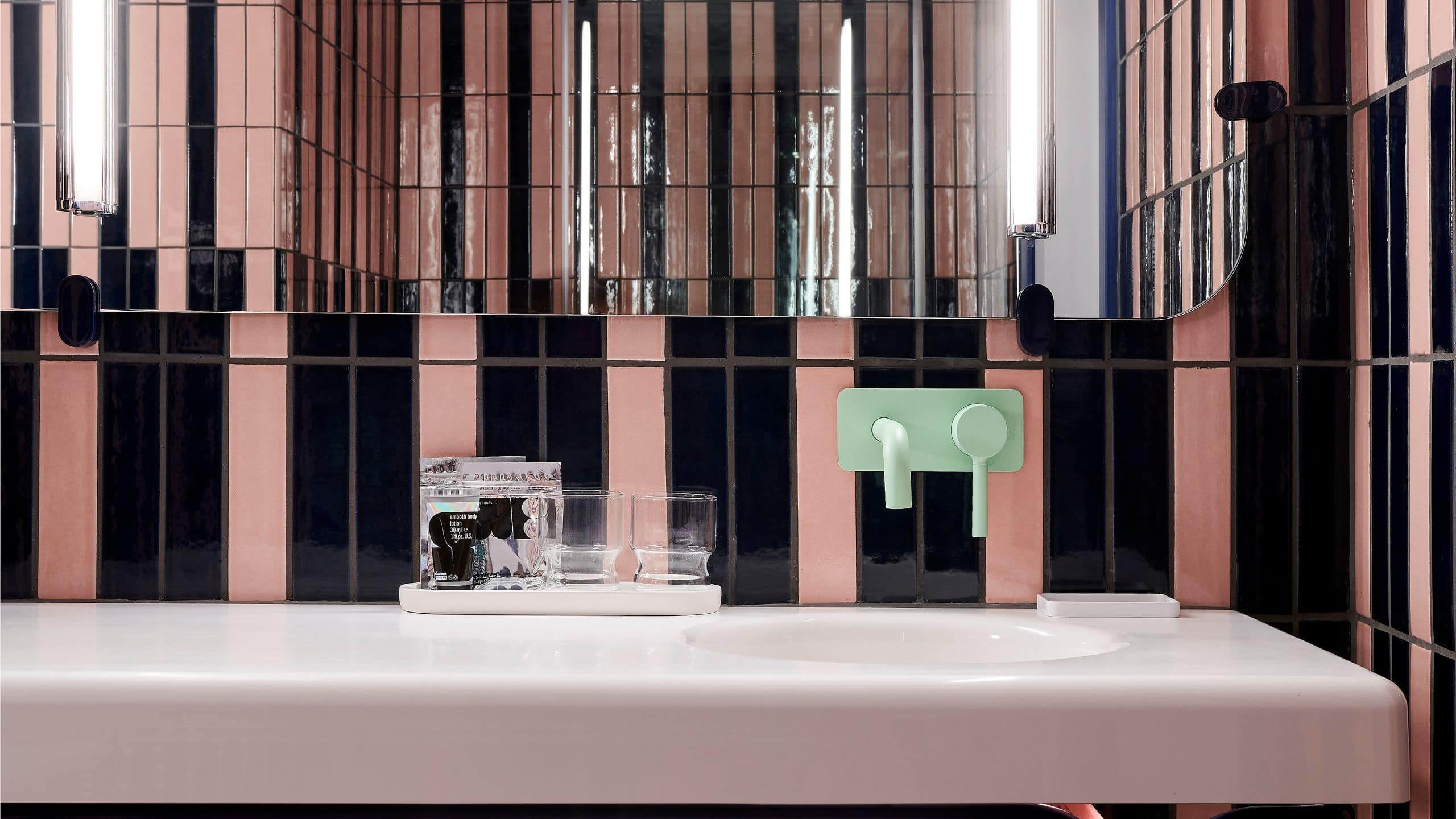 4 из 4 The Standard, London Deluxe King Bathroom Vanity And Shower