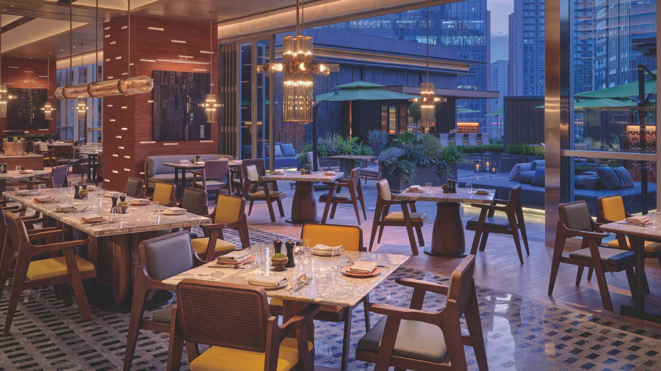 第 2,共 3 Hyatt Centric The Ring Chengdu Cafe 249 Night View