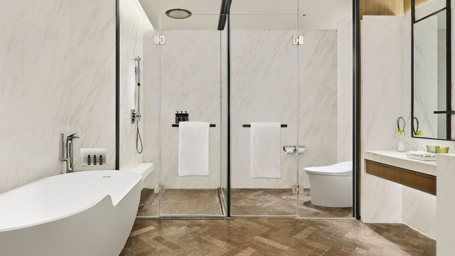 Hyatt Regency Shanghai Lingang City View Suite Bathroom