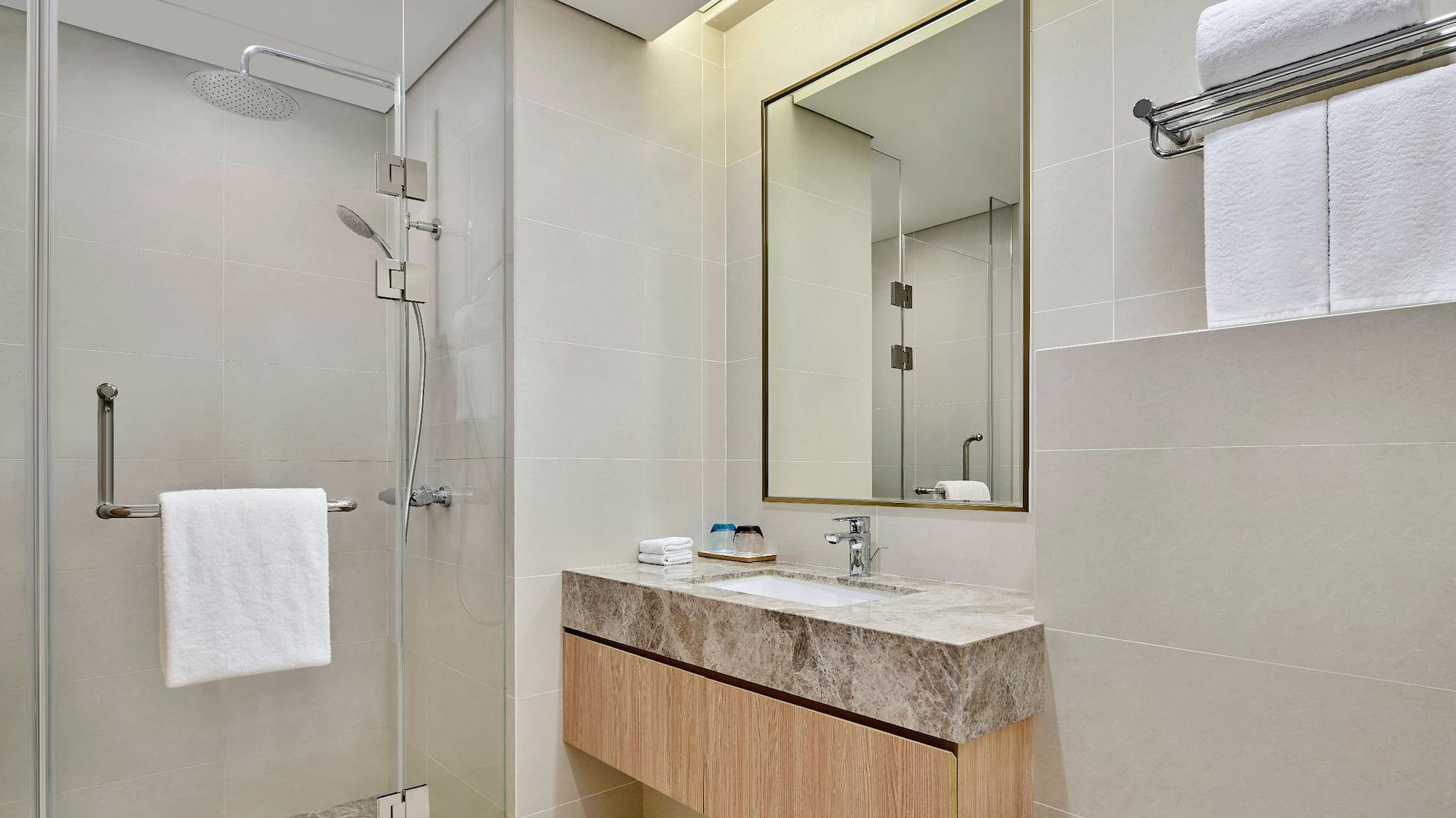 Hyatt Place Shanghai Lingang Family Suite King Bathroom