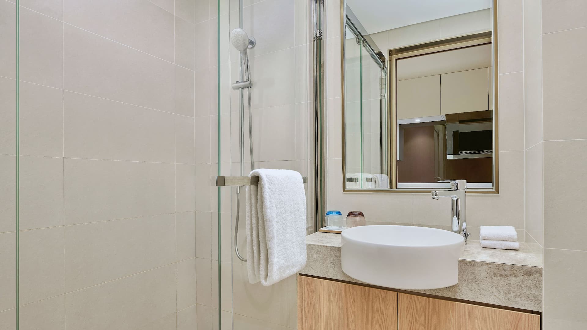 Hyatt Place Shanghai Lingang King Bedroom Bathroom