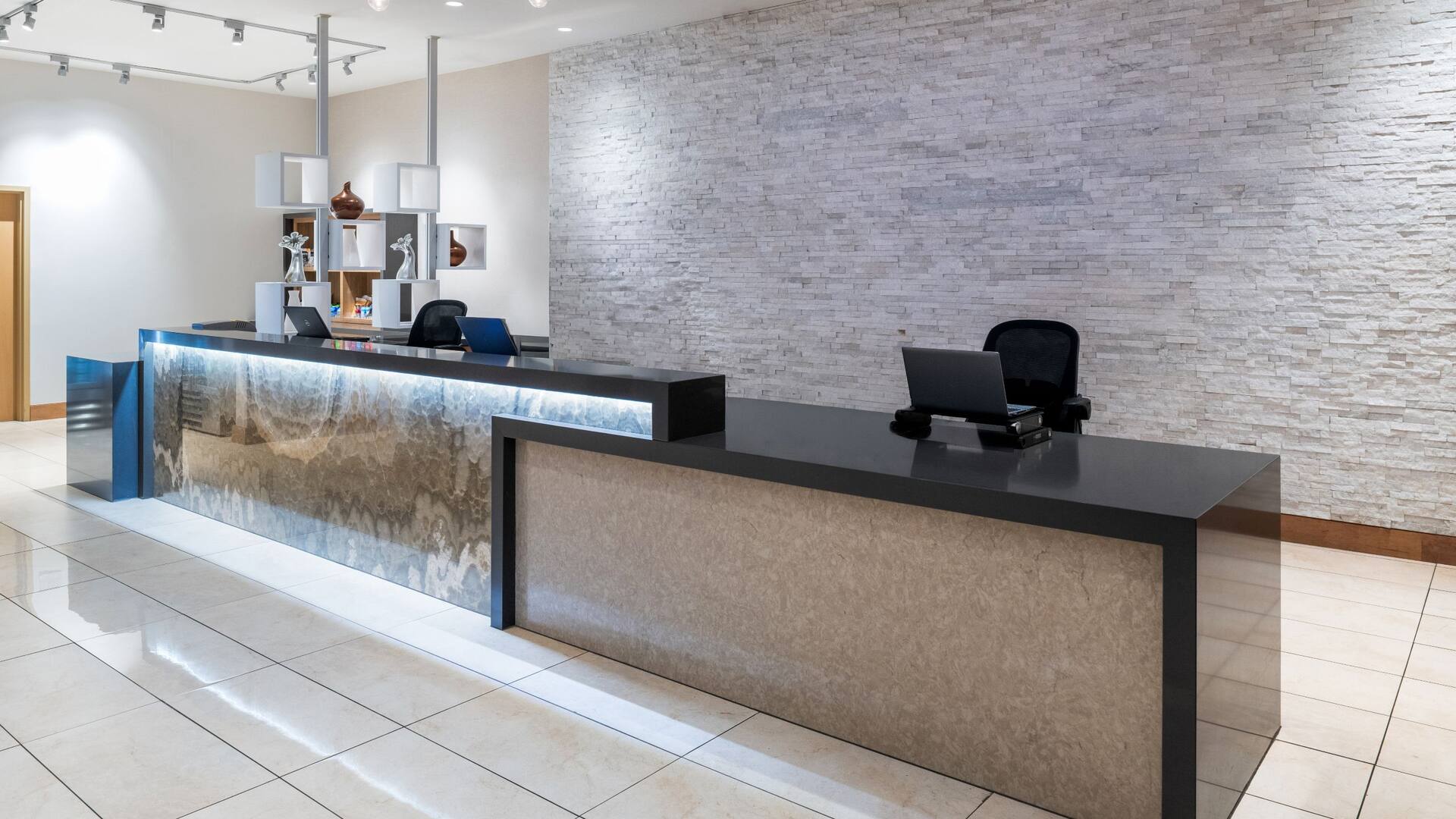 Hyatt House at Anaheim Resort/Convention Center Front Desk Ada