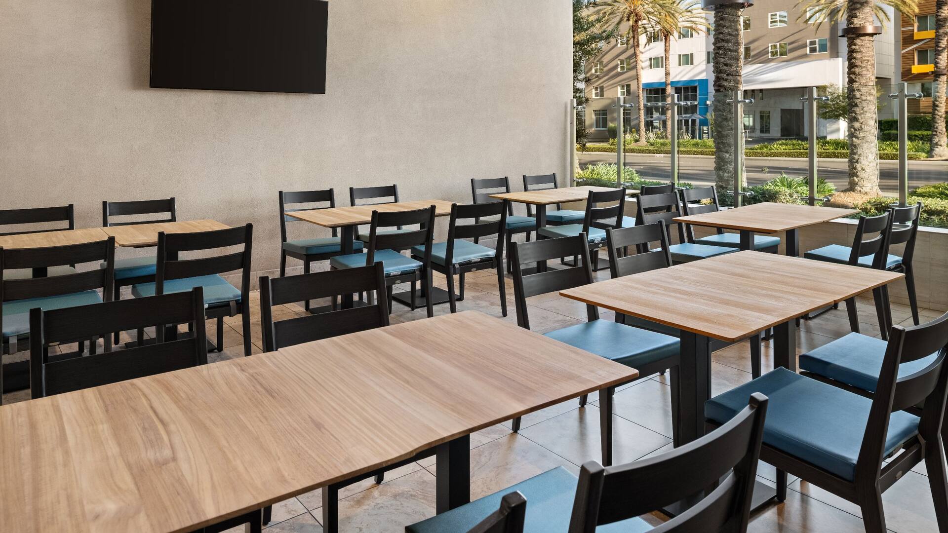 Hyatt House at Anaheim Resort/Convention Center Restautant Patio Seating