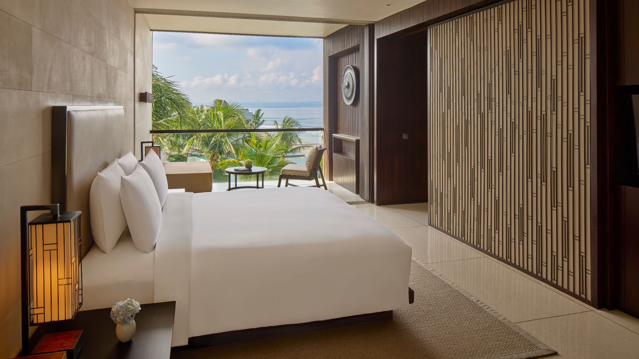 6 de 10 Alila Seminyak Penthouse Guest Bedroom Perspective