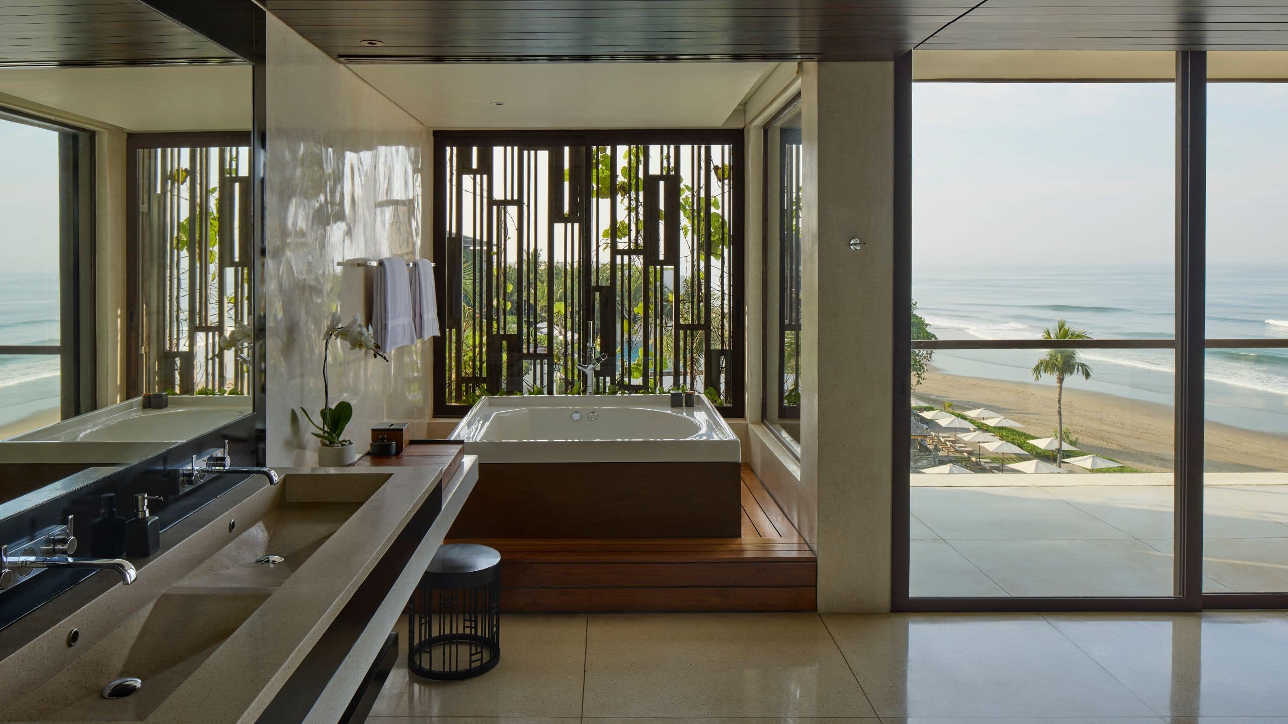 5 de 10 Alila Seminyak Penthouse Master Bathroom