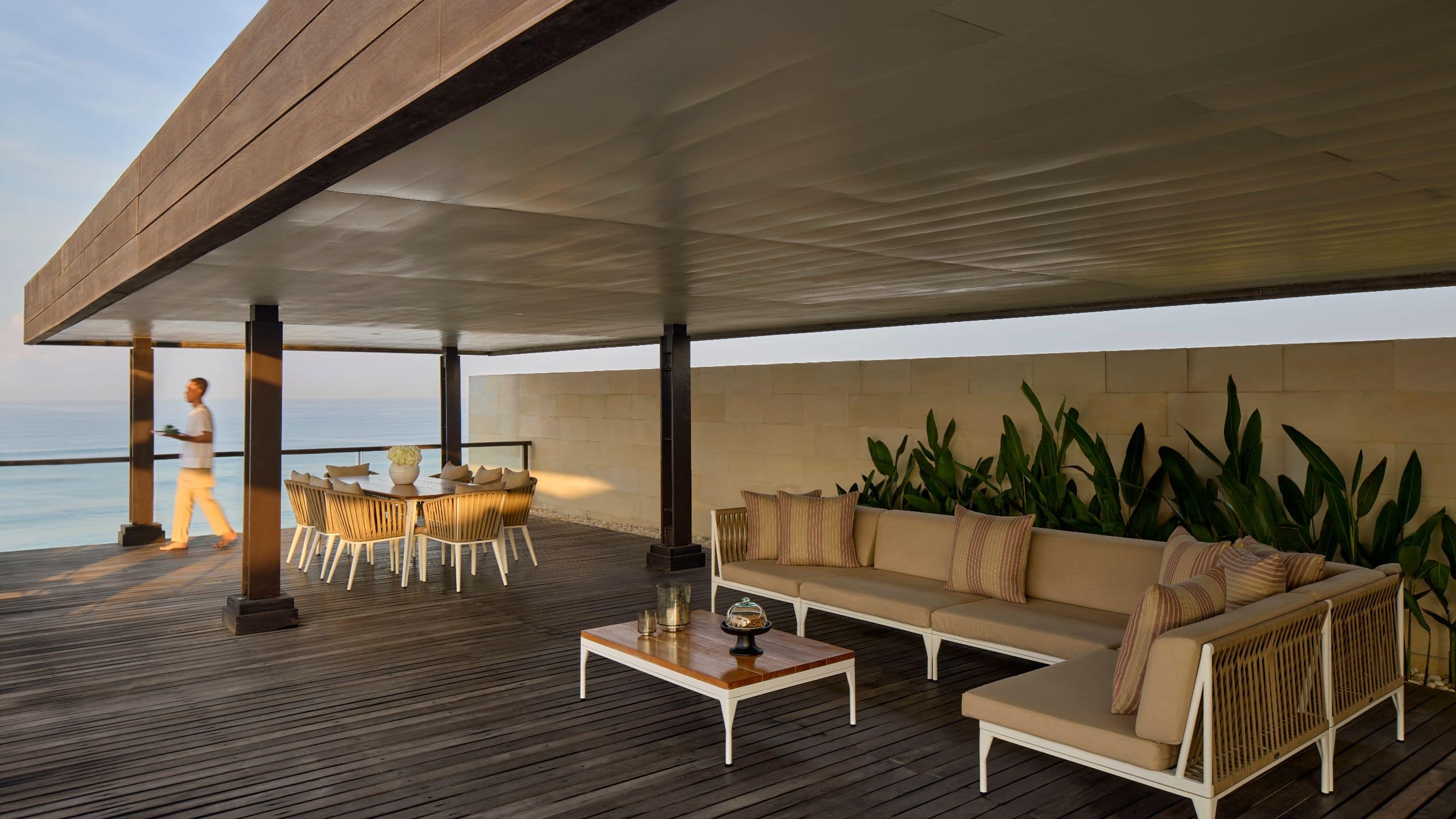 4 de 10 Alila Seminyak Penthouse Deck Butler Walking