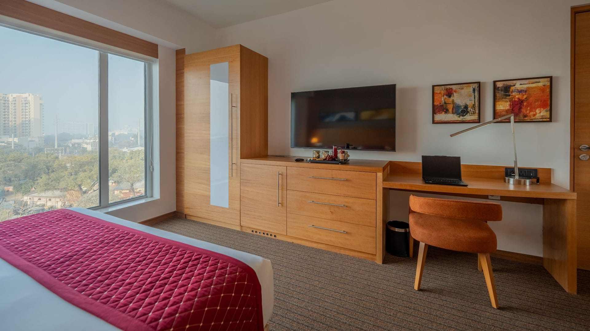 2 de 6 Hyatt Place Gurgaon Udyog Vihar Suite Bedroom Tv