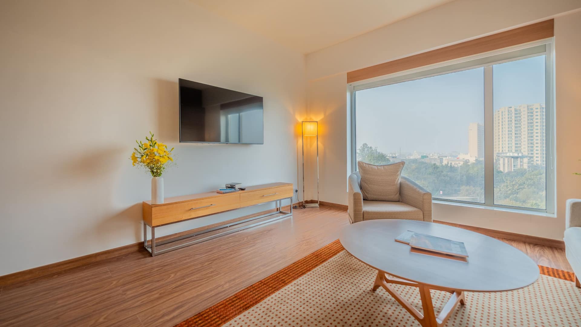 4 de 6 Hyatt Place Gurgaon Udyog Vihar Suite Living Room Tv